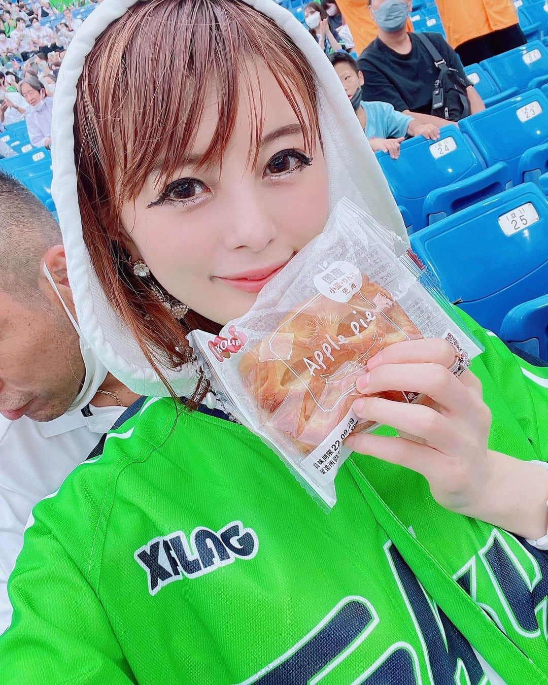 satomiさんのインスタグラム写真 - (satomiInstagram)「🍞🥐🥯 ・ 1日1pan🥐 今日は野球観戦しながらapple pie🍎（@koubo_pan）様のロングライフパン🤍 ・ 常温で賞味期限60日！パンって期限も短いし一人暮らしだと沢山買えないけどこれなら安心🥺🌸 ・ 何より美味しいんです！特にトースターでチンしたらサックサク🥐 たまらん🤤 ・ 📍神宮球場  @koubo_pan #sponsored #koubo #プレミアムシリーズ #ロングライフパン #おうちカフェ #お取り寄せ #パンスタグラム」8月14日 17時55分 - saatoomii47