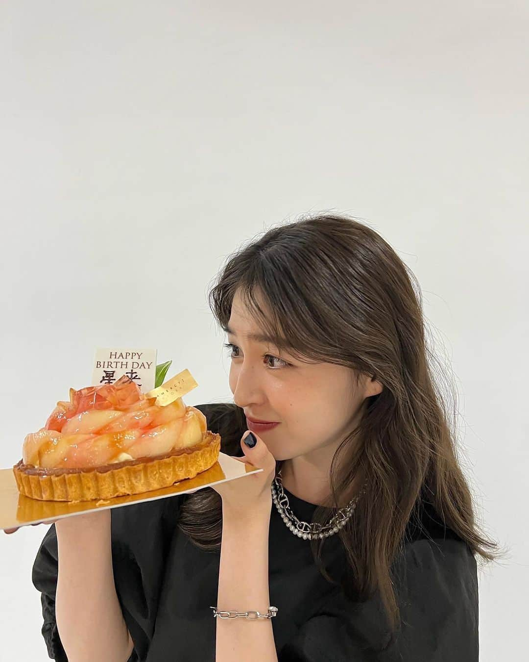 上西星来さんのインスタグラム写真 - (上西星来Instagram)「本日誕生日を迎え、26歳になりました！ 誕生日当日は朝からRay撮影🤍 ( @ray.magazine ) Ray編集部の皆様から誕生日ケーキをいただきました🍑うれしいー🫣 桃最高です🍑  無理して頑張ることが正義だと思っていた10代から20代前半。 これからは少し立ち止まって、自分自身としっかり向き合いながら日々進んでいければな、と思っています！！！！  誕生日メッセージ、リール、投稿ありがとうございます🙏🏻 嬉しすぎます🫣🤍  皆様、 こからもよろしくお願いします🙏🏻」8月14日 18時10分 - seira_jonishi_tpd