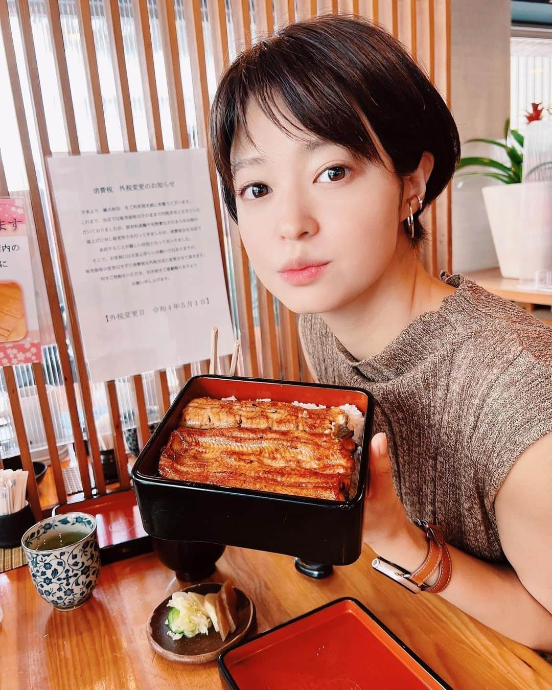 小林涼子さんのインスタグラム写真 - (小林涼子Instagram)「. うなうな〜 仕事の合間に家族が 祖父母と一緒によく行った鰻屋さんへ びゅーんしてくれました 🚙 最近は、ありがたいことに忙しい毎日だったから、家族とご飯を食べてホッ。 祖父も見守ってくれてるかなぁ 👼 #お盆 #束の間の #家族時間 #鰻 #うなぎ」8月14日 18時43分 - ryoko_kobayashi_ryoko