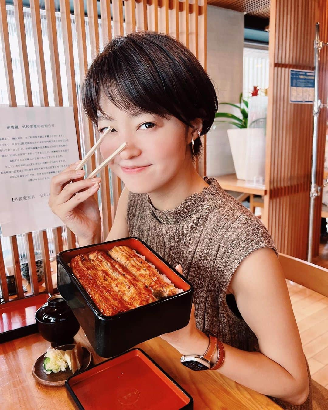 小林涼子さんのインスタグラム写真 - (小林涼子Instagram)「. うなうな〜 仕事の合間に家族が 祖父母と一緒によく行った鰻屋さんへ びゅーんしてくれました 🚙 最近は、ありがたいことに忙しい毎日だったから、家族とご飯を食べてホッ。 祖父も見守ってくれてるかなぁ 👼 #お盆 #束の間の #家族時間 #鰻 #うなぎ」8月14日 18時43分 - ryoko_kobayashi_ryoko