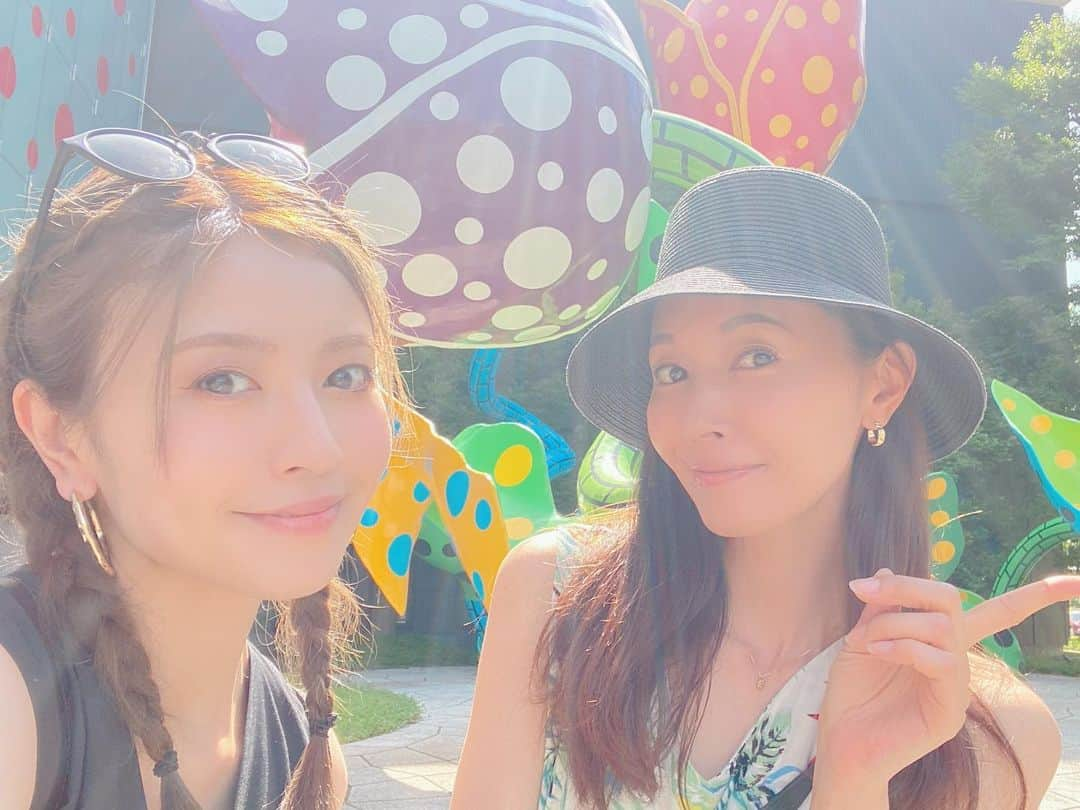 滝沢沙織さんのインスタグラム写真 - (滝沢沙織Instagram)「こんばんは😊✨ 以前、片瀬那奈ちゃんと私の地元を訪れた時、松本市美術館に行ってきました❗️✨ 私も地元であはりますが行ったのは初めてで、とにかく外観から草間彌生さんのアート炸裂😁✨ カラフルだし、ドット凄いことになってるし、コカコーラのゴミ箱や自動販売機まで（笑） これは間違いなく映えスポットですな😁❗️ #滝沢沙織 #片瀬那奈 @nana_katase  #松本市美術館 #草間彌生 #ドット #カラフル #アート #映えスポット #長野県松本市」8月14日 19時09分 - saori_takizawa.official