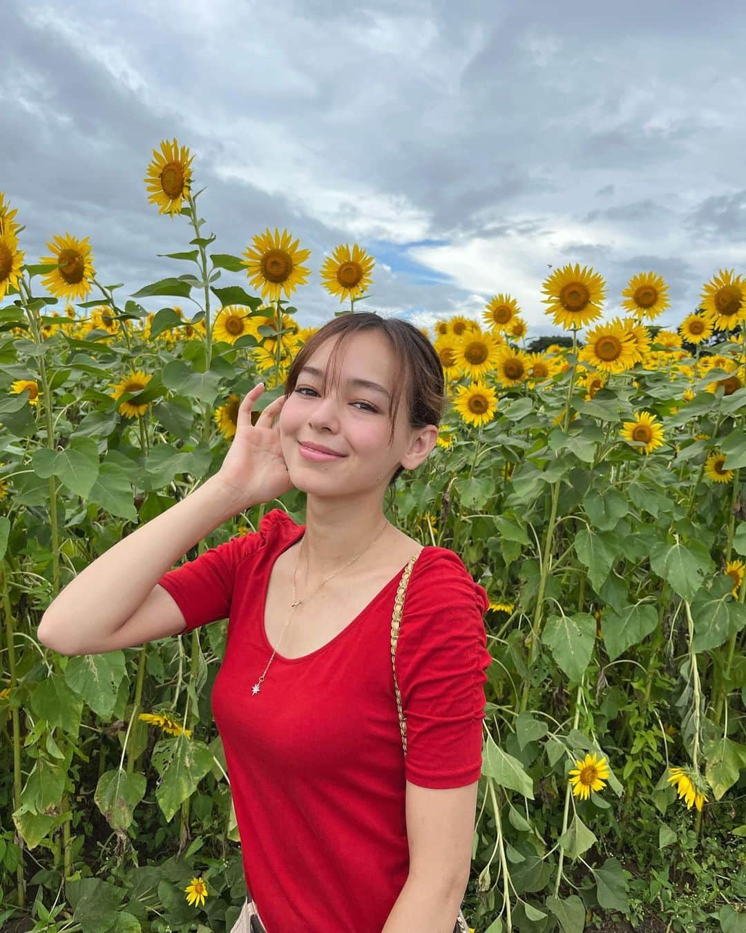 世良マリカさんのインスタグラム写真 - (世良マリカInstagram)「ひまわり畑🌻 ひまわり見てると前向きな気持ちになるよね🥳  #ひまわり畑 #夏休み」8月14日 19時47分 - seramali_jsmn