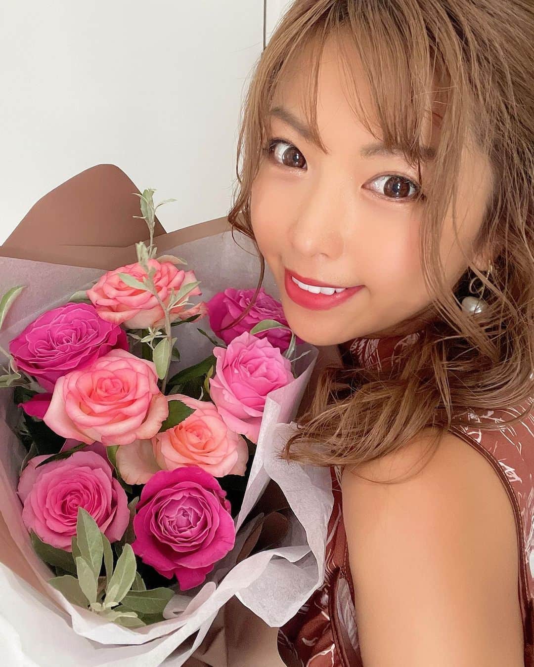 あおい夏海さんのインスタグラム写真 - (あおい夏海Instagram)「こんばんは！ 数ヶ月前から始めたバラの定期便！ 今月もめっちゃ可愛いバラが届いたよ💕 今月はピンクの薔薇😍  可愛いかったから先日友達の誕生日にもプレゼントした😆🌹 女子にはお花喜ばれるよね✨  バラの定期便モラフラさんが8月キャンペーンで、 @moafura_officialのアカウントフォロー＆コメントでお花がもらえるプレゼントキャンペーンをしているそうなので、ぜひキャンペーン参加してみてね🍒☺️  #moafura  #モアフラ #お花の定期便 #お花のある暮らし #バラ花束 #バラ定期便 #バラサブスク #バラギフト」8月14日 19時59分 - natsumi.aoi