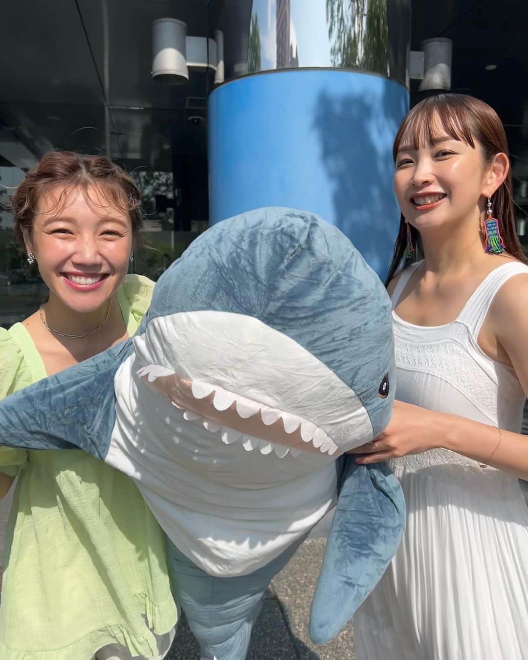 中上真亜子さんのインスタグラム写真 - (中上真亜子Instagram)「今日は 黒田さんがスタジオにサメを持って来てくれてたよ🦈帰りにびっくりするくらい小さいビニールに入れ込んでて二度見したけど🤦‍♀️  そして こないだ @ai.medical.clinic.fukuoka に行ったし、ホームケアも頑張ってるし、肌の調子がよいよ🕺1.5ヶ月に1回くらいかな？皮膚科も毎日のケアも、わたしには本当にどちらも大切だから どちらも頑張ってる🌱  そして今日の私服は年中通して着てるヴィンテージコットンのワンピ☺️そしてちょっと靴擦れしちゃうカラフルなサンダル🩴その他は1番最後にたぐ付けしてるよー🕺 #今日から熊本に帰ります🚄🚄🚄」8月14日 20時16分 - maako_nakagami