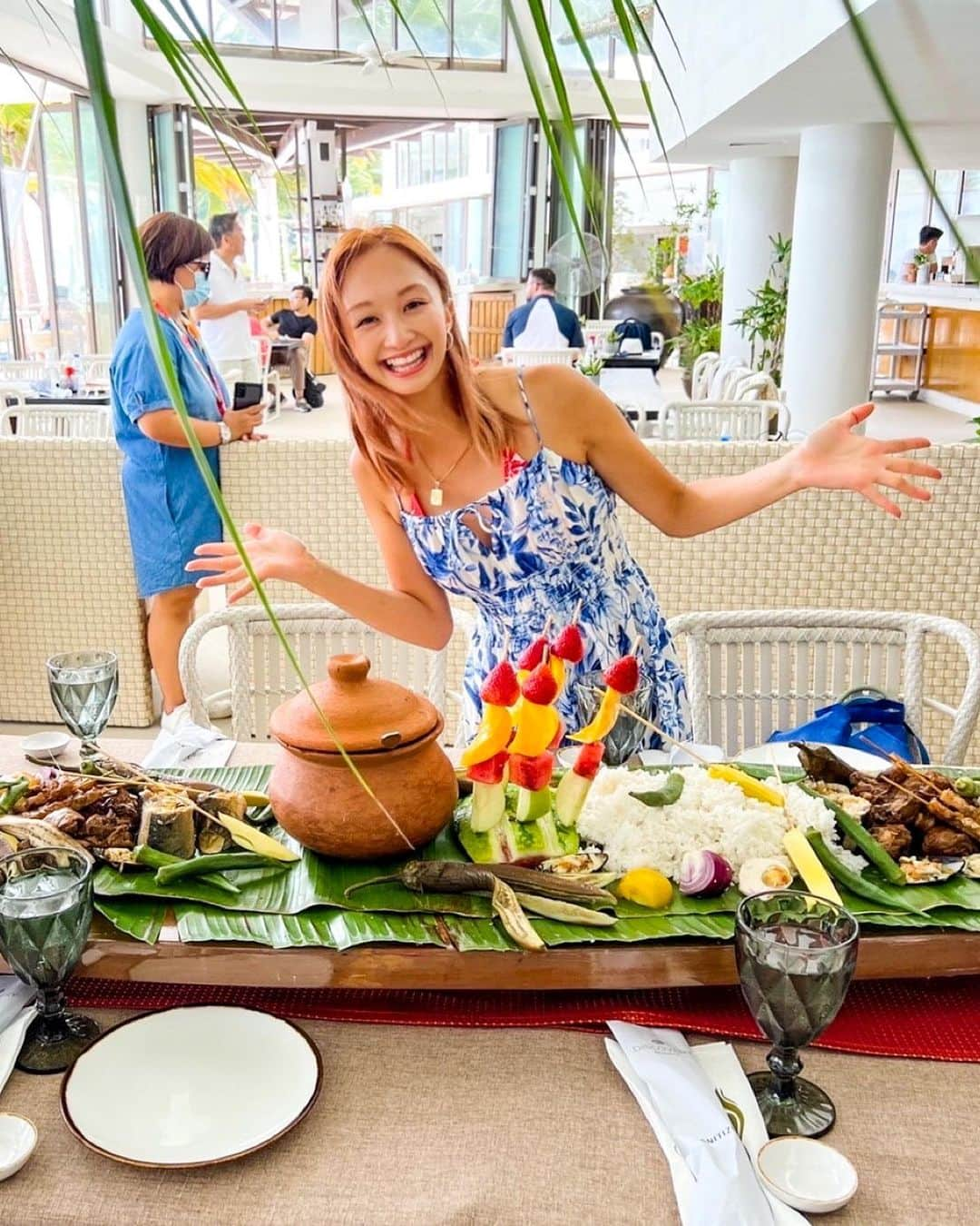 近藤あやさんのインスタグラム写真 - (近藤あやInstagram)「ボラカイでの2泊3日🌴🇵🇭  Three days and two nights in Boracay!❤️The room had a pool.The view was lovely😍Dinner at the hotel was delicious.🌙Would stay there again!  滞在したのは、 📍Discovery Shores✨  ここめっちゃ素敵だった！！ 部屋からの景色がSeaビュー🌊 プール付き！！！😍😍  ホテル内でランチもディナーも 大満足のおいしさ🥰  フィリピン伝統のマッサージ ヒロットもできます❤️  しかも、いろいろサービスが凄くて 枕が名前刺繍入り！！！笑  あとお部屋に、フットマッサージ　まで来てくれた🥹❤️  かなり癒されます！！ ボラカイきたら、また泊まりたい😍  #ボラカイ #boracay #ボラカイ島  #フィリピン #philippines #フィリピン旅行 #philippinestravel #DiscoveryShores #もっと楽しいホテル #morefuninthephilippines」8月14日 21時45分 - doraemontoaya