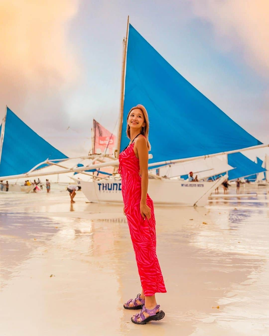 近藤あやさんのインスタグラム写真 - (近藤あやInstagram)「ボラカイでの2泊3日🌴🇵🇭  Three days and two nights in Boracay!❤️The room had a pool.The view was lovely😍Dinner at the hotel was delicious.🌙Would stay there again!  滞在したのは、 📍Discovery Shores✨  ここめっちゃ素敵だった！！ 部屋からの景色がSeaビュー🌊 プール付き！！！😍😍  ホテル内でランチもディナーも 大満足のおいしさ🥰  フィリピン伝統のマッサージ ヒロットもできます❤️  しかも、いろいろサービスが凄くて 枕が名前刺繍入り！！！笑  あとお部屋に、フットマッサージ　まで来てくれた🥹❤️  かなり癒されます！！ ボラカイきたら、また泊まりたい😍  #ボラカイ #boracay #ボラカイ島  #フィリピン #philippines #フィリピン旅行 #philippinestravel #DiscoveryShores #もっと楽しいホテル #morefuninthephilippines」8月14日 21時45分 - doraemontoaya