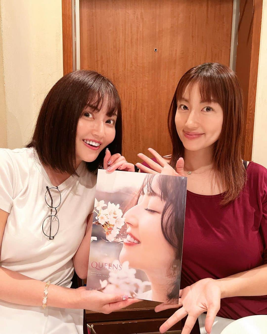 庄司ゆうこさんのインスタグラム写真 - (庄司ゆうこInstagram)「グラビアアイドルの新藤まなみちゃんと💖 まなみちゃんの写真集が講談社さんから発売になったので見せてもらったらめちゃくちゃ素敵でしたぁー💛 今は出版業界も厳しくて写真集はなかなか出せないのに凄いなぁーっ💖 ちなみに私も13年前に双葉社さんから写真集出してるけど、今思えば出せて本当によかったなぁーって思う、、笑 その時の綺麗な身体はもう戻れないからね😭笑 まなみちゃん❤️これからも応援してるね❣️ #イタリアン#恵比寿#イルバロンドーロ#新藤まなみ#グラビアアイドル#写真集#講談社#応援よろしくお願いします」8月14日 22時15分 - yuko.shoji