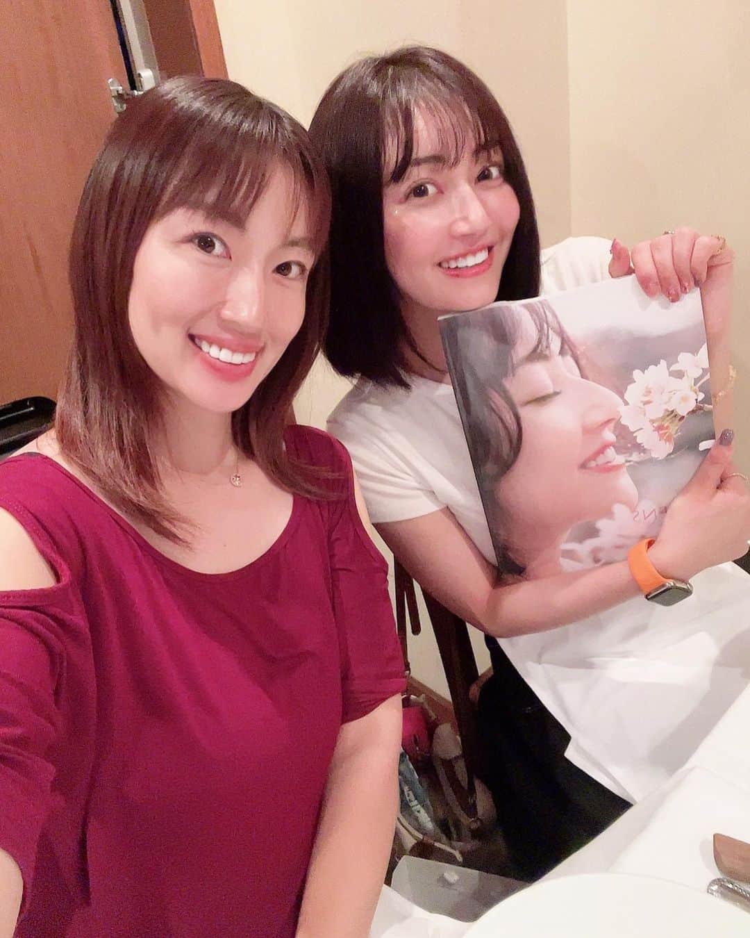 庄司ゆうこさんのインスタグラム写真 - (庄司ゆうこInstagram)「グラビアアイドルの新藤まなみちゃんと💖 まなみちゃんの写真集が講談社さんから発売になったので見せてもらったらめちゃくちゃ素敵でしたぁー💛 今は出版業界も厳しくて写真集はなかなか出せないのに凄いなぁーっ💖 ちなみに私も13年前に双葉社さんから写真集出してるけど、今思えば出せて本当によかったなぁーって思う、、笑 その時の綺麗な身体はもう戻れないからね😭笑 まなみちゃん❤️これからも応援してるね❣️ #イタリアン#恵比寿#イルバロンドーロ#新藤まなみ#グラビアアイドル#写真集#講談社#応援よろしくお願いします」8月14日 22時15分 - yuko.shoji