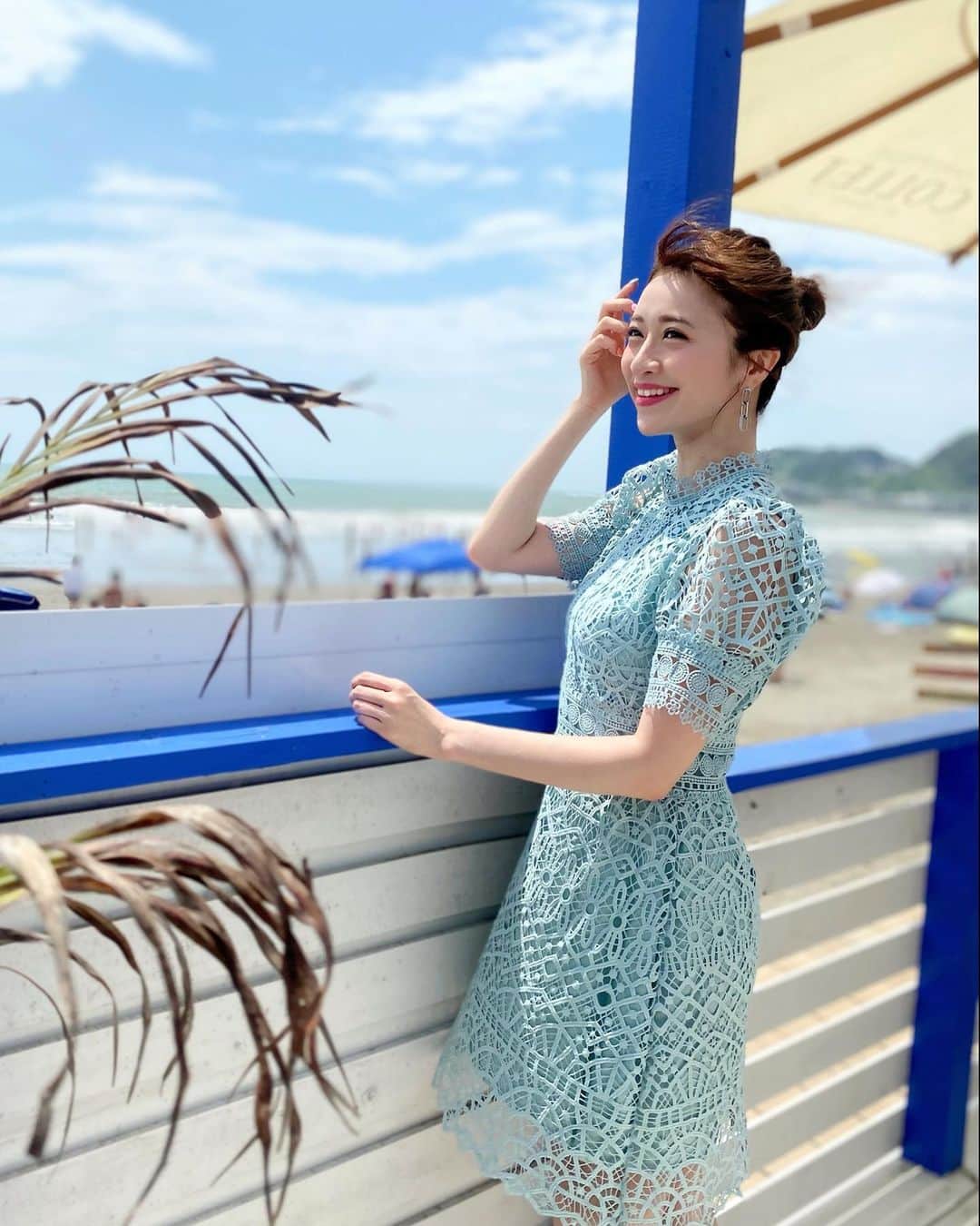 新部宏美さんのインスタグラム写真 - (新部宏美Instagram)「🐋🫧🐚🥂  👗… @maison_de_lyla  お洋服の色が海辺の景色にとっても映えました💙💙💙  シーン別に使える、可愛いデザインのお洋服がたくさんあってオススメのファッションサイトでした🎶 生地やシルエットもしっかり💓」8月14日 22時40分 - piromin_1202