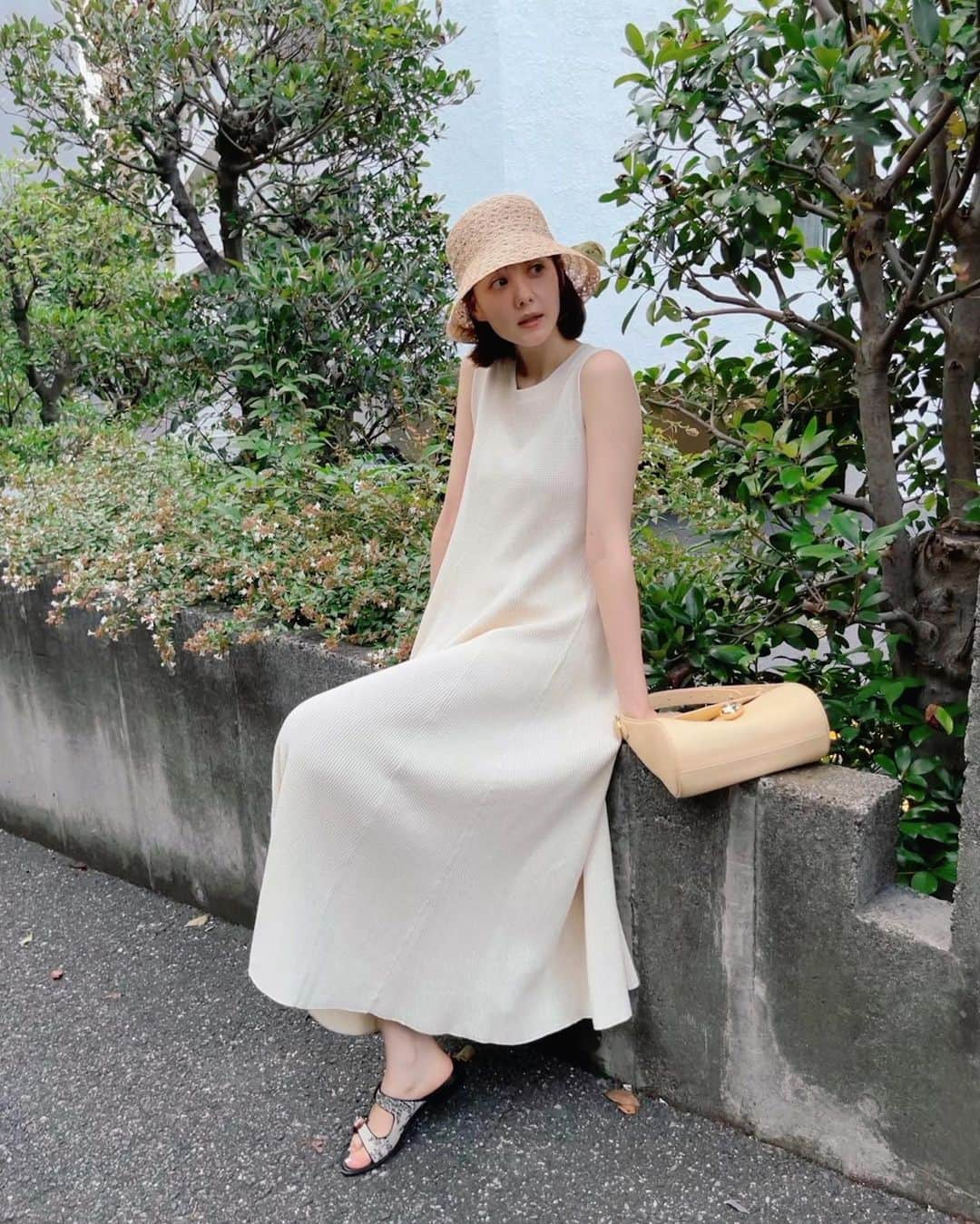 トリンドル玲奈さんのインスタグラム写真 - (トリンドル玲奈Instagram)「今日も暑かった☀️ 大体毎日汗だく…🫢  ちょっとずつ秋めいた服を買っている最近ですが、(セールのものもちょこちょこ❤︎)お気に入りの麦わら帽子を久々にかぶりました👒  dress @gallardagalante  sandals @nebulonie.japan  bag @cafune.official  hat @lamaisondelyllis」8月14日 22時42分 - toritori0123