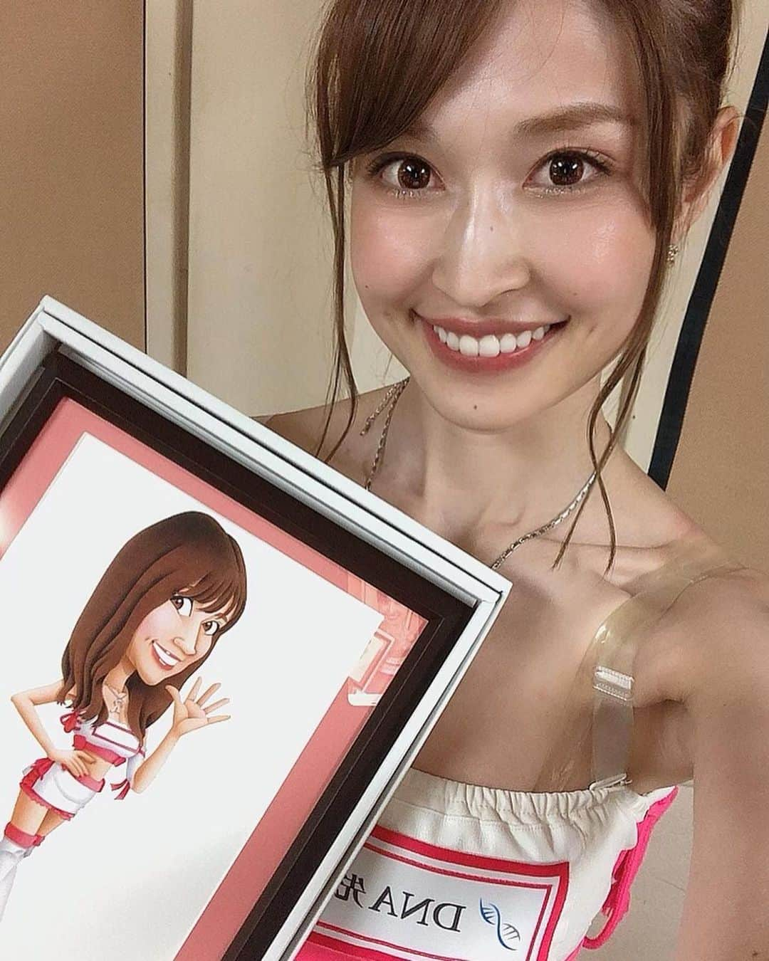 桐谷流華さんのインスタグラム写真 - (桐谷流華Instagram)「似てる？♡ ⁡ 西口プロレスのイラストレーター坂井永年先生にいただきました🖼🖌❣️✨✨ ⁡ 嬉しい〜😻 ⁡ 皆にも家族にも「似てる！！」って言われた😽 ⁡ ⁡ わたし必死で話すとき目見開いているらしい( ¤̴̶̷̤̀ω¤̴̶̷̤́)✧💕🤣笑 ⁡ お気に入りすぎて飾って毎日見てる🖼🤗 ⁡ 大切にします🫶 ⁡ ＊ ⁡ 西口向上委員会マシェバラ出演 8/24（水）20:00〜 ※バトルは21:00〜⚔️🔥 ⁡ スマイル貯めておいてください😊💖 ⁡ 《スマイル（無料で貯められるポイント）獲得法》 ✱毎日できます 😊ログイン 😊放送中のルームに入ってTwitterシェア 各 500スマイル ⁡ マシェバラ🤳ダウンロードして 私のアカウントフォローしてね❣️😽 ⁡ 「バラエティ」または「天国か地獄」を投げて応援お願いします🙏←無料💕 ⁡ ⁡ #桐谷流華  #rukakiritani   #モデル  #グラビア  #撮影  #撮影会 #水着   #ファインダー越しの私の世界  #カメラマンと繋がりたい  #pechemagazine  #pechemodel  #西口プロレス  #マシェバラ  #西口向上委員会 #似顔絵  #坂井永年 #イラストレーター #エアブラシ  #sexy  #tiktok #gravuremodel  #model  #角色扮演   #美丽  #photooftheday #beautiful  #instadaily  #beauty  #photography  #ビジョビ」8月14日 22時58分 - rukakiritani