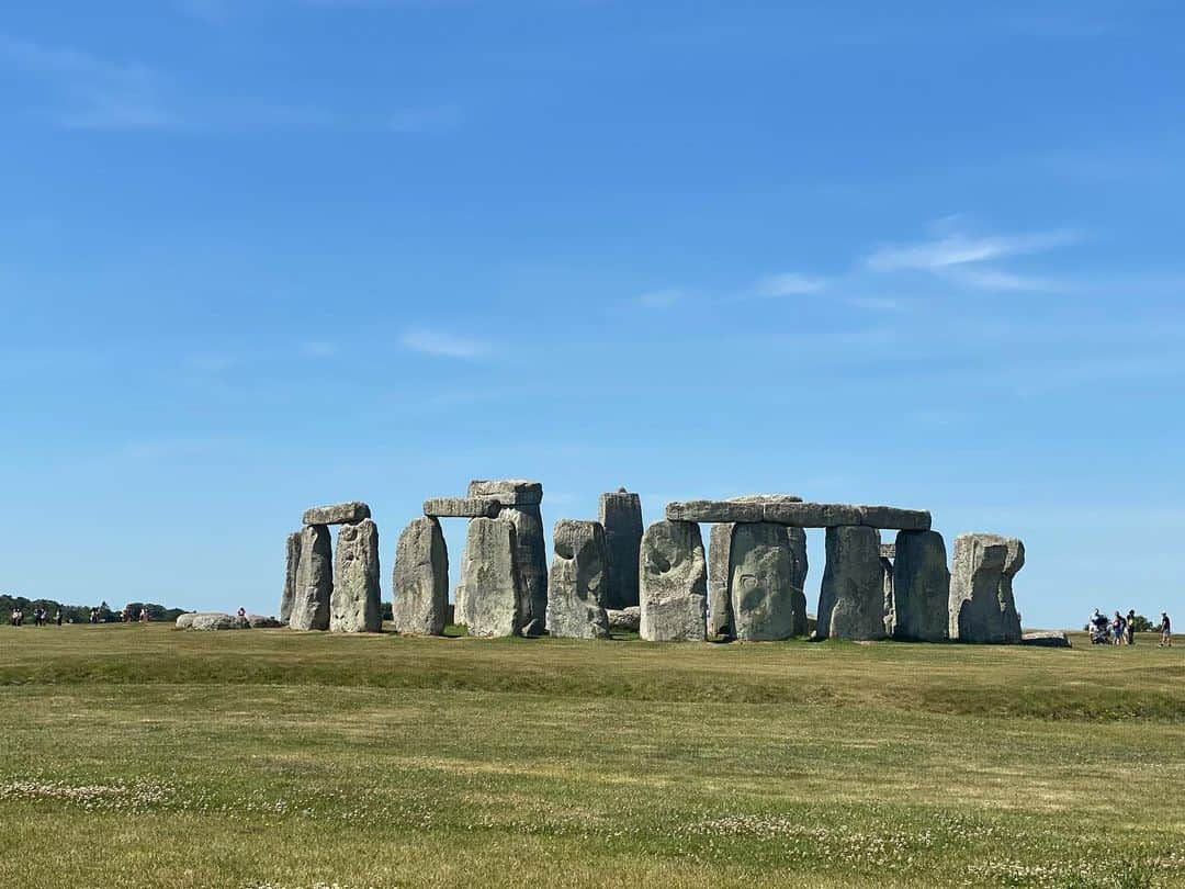 畑田亜希さんのインスタグラム写真 - (畑田亜希Instagram)「Stonehenge 🪨どうやって巨大石の上に巨大石を乗せたのか謎に包まれたままのStonehenge 大自然の中にあって天気もよくってパワーが漲ってた☀️  #2022 #london #unaitedkingdom #stonehenge #summerholiday」8月14日 23時03分 - akihatada