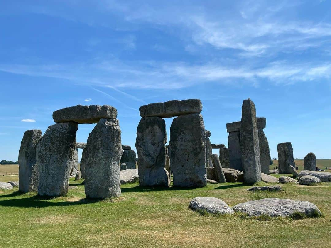 畑田亜希さんのインスタグラム写真 - (畑田亜希Instagram)「Stonehenge 🪨どうやって巨大石の上に巨大石を乗せたのか謎に包まれたままのStonehenge 大自然の中にあって天気もよくってパワーが漲ってた☀️  #2022 #london #unaitedkingdom #stonehenge #summerholiday」8月14日 23時03分 - akihatada