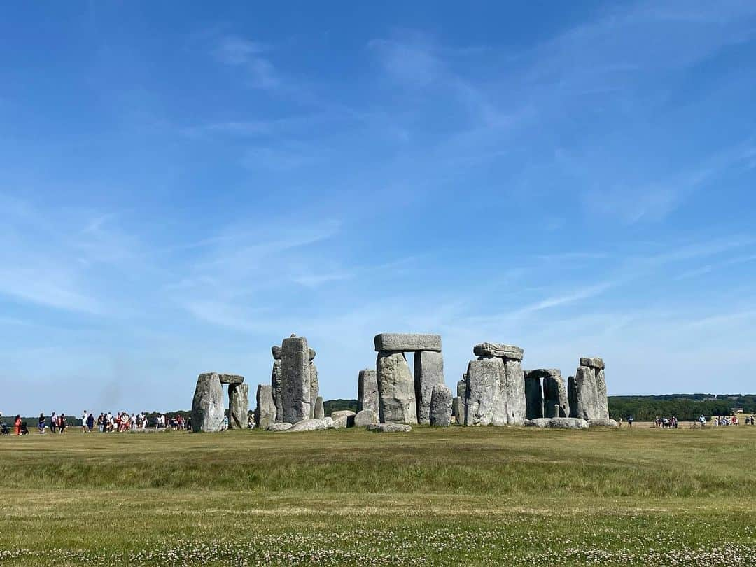 畑田亜希さんのインスタグラム写真 - (畑田亜希Instagram)「Stonehenge 🪨どうやって巨大石の上に巨大石を乗せたのか謎に包まれたままのStonehenge 大自然の中にあって天気もよくってパワーが漲ってた☀️  #2022 #london #unaitedkingdom #stonehenge #summerholiday」8月14日 23時03分 - akihatada