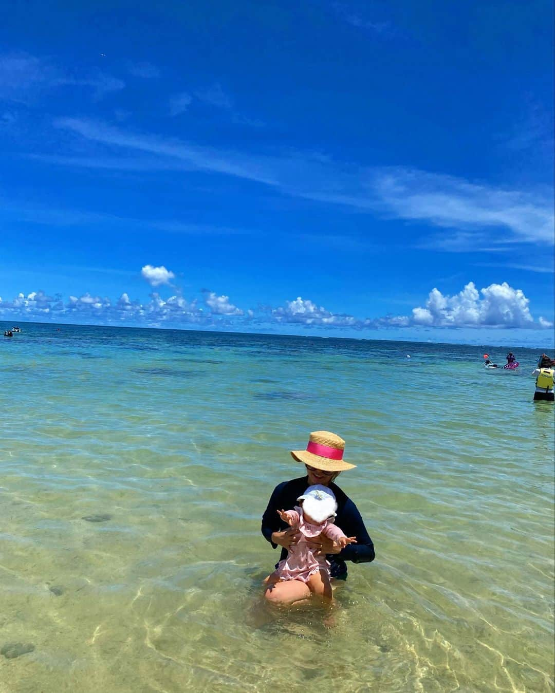 yuiさんのインスタグラム写真 - (yuiInstagram)「. . 浅瀬で子供にオススメ👶と聞いて、 新城海岸へ🐢👙✨ . 前回海に行った時は10秒で終了。 今回は大丈夫だろ〜と思っていたけど、 5分で嫌だと泣いて😨退散。笑　 . もう少し遊ぶかなと思ったけど、 海はまだ苦手みたいです😅 .  #ゆいのママライフ #yuitrip✈️ #ゆい旅」8月15日 1時36分 - yuiram