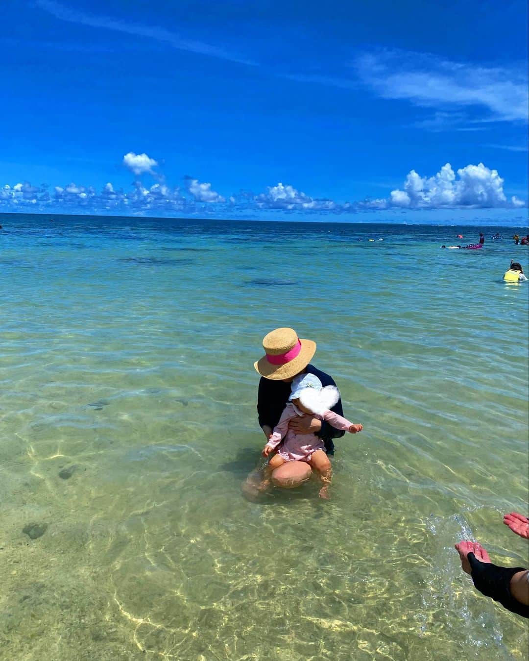 yuiさんのインスタグラム写真 - (yuiInstagram)「. . 浅瀬で子供にオススメ👶と聞いて、 新城海岸へ🐢👙✨ . 前回海に行った時は10秒で終了。 今回は大丈夫だろ〜と思っていたけど、 5分で嫌だと泣いて😨退散。笑　 . もう少し遊ぶかなと思ったけど、 海はまだ苦手みたいです😅 .  #ゆいのママライフ #yuitrip✈️ #ゆい旅」8月15日 1時36分 - yuiram