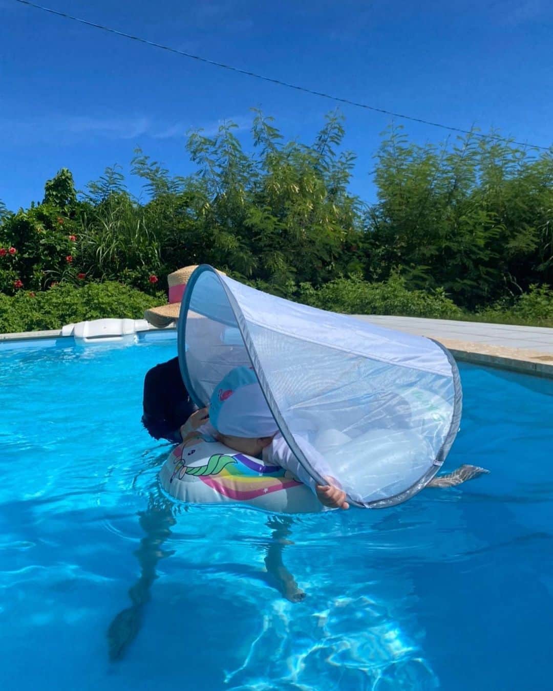 yuiさんのインスタグラム写真 - (yuiInstagram)「. 娘の浮き輪は、サンシェード付き🛟笑　 面白可愛い感じ✨ 自宅で試しにつけた時は泣いていましたが、プールで使ってみると気持ち良いみたいで、とてもリラックス🥹 ベルトもあるので安全だしサンシェードも大活躍😳✨ . 普通にAmazonで買いました!!! . ラッシュガードと水泳帽も可愛かった❤️ . . #ゆい旅#yuitrip✈️ #ゆいのママライフ」8月15日 1時42分 - yuiram