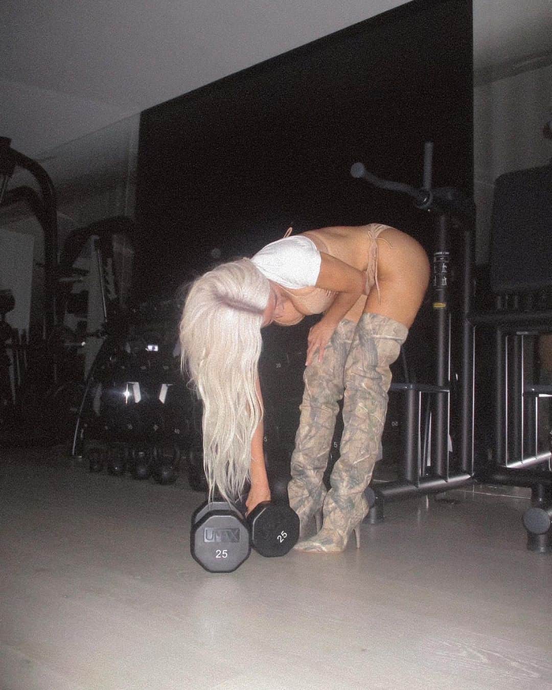 キム・カーダシアンさんのインスタグラム写真 - (キム・カーダシアンInstagram)「I do my own heavy lifting 😝  📸 @indiana420bitch」8月15日 3時51分 - kimkardashian