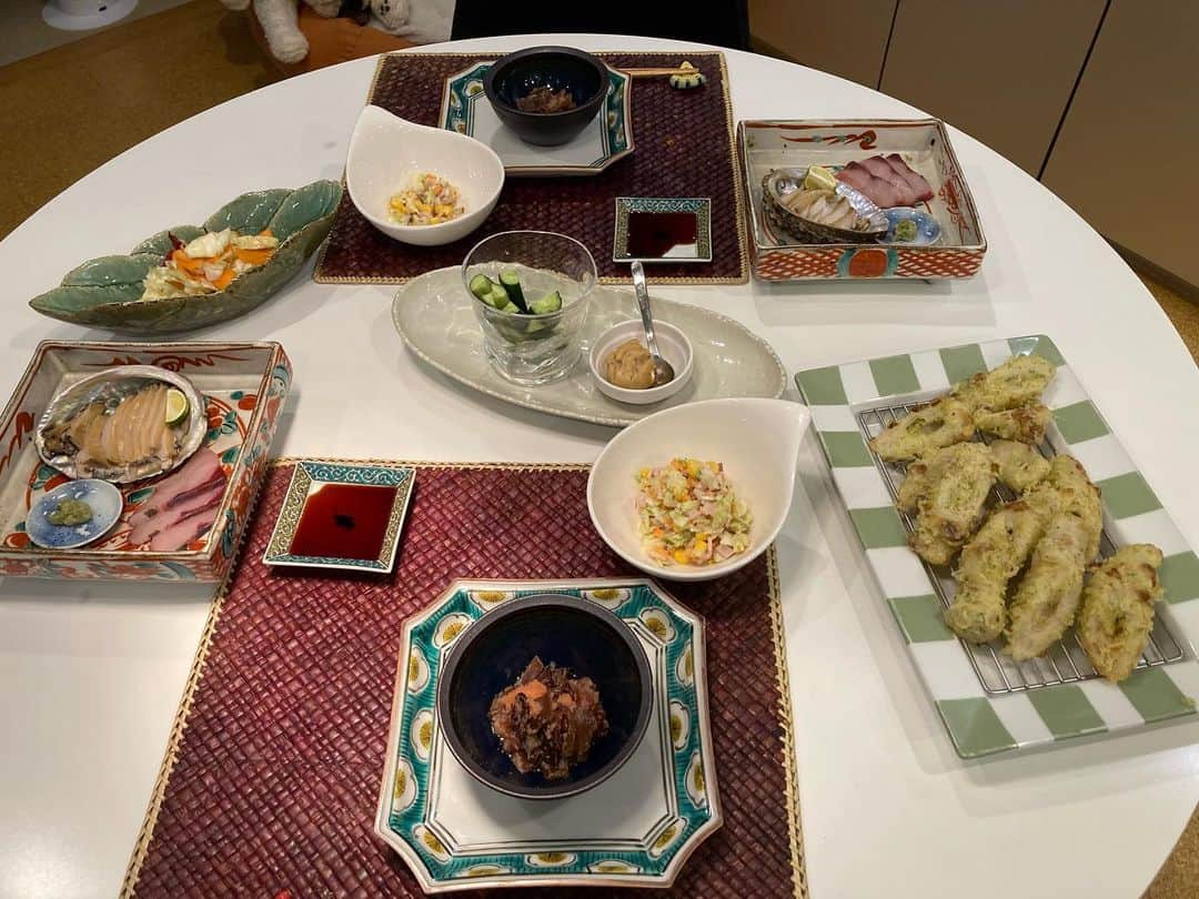 安藤優子さんのインスタグラム写真 - (安藤優子Instagram)「昨晩のテーブルから。  お早うございます‼️  昨日の買い出しから、夕ご飯には、アワビのお刺身を奮発。  お刺身は、そのほかには鰤。  突き出しには、キクラゲの明太子和え。  コールスロー、きゅうりとバーニャカウダーマヨネーズ、自家製キャベツとにんじんの浅漬け、メイン⁉️は、ちくわの磯辺揚げでした。  バーニャカウダーマヨネーズは、市販のものです。これ、私のツボでした。  ちくわの磯辺揚げは、時々やたら食べたくなります。たくさん揚げたら、翌日のお昼のおうどんなどに。  ご馳走さまでした。  さっこれから朝ンポです！  リン！行くよー。  #ちくわの磯辺揚げ   #昨晩のテーブル   #フレンチブルドッグ  #安藤優子」8月15日 5時54分 - yukoando0203