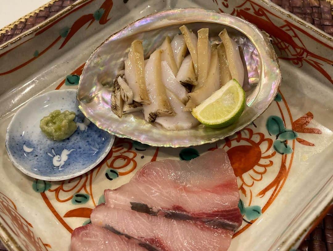 安藤優子さんのインスタグラム写真 - (安藤優子Instagram)「昨晩のテーブルから。  お早うございます‼️  昨日の買い出しから、夕ご飯には、アワビのお刺身を奮発。  お刺身は、そのほかには鰤。  突き出しには、キクラゲの明太子和え。  コールスロー、きゅうりとバーニャカウダーマヨネーズ、自家製キャベツとにんじんの浅漬け、メイン⁉️は、ちくわの磯辺揚げでした。  バーニャカウダーマヨネーズは、市販のものです。これ、私のツボでした。  ちくわの磯辺揚げは、時々やたら食べたくなります。たくさん揚げたら、翌日のお昼のおうどんなどに。  ご馳走さまでした。  さっこれから朝ンポです！  リン！行くよー。  #ちくわの磯辺揚げ   #昨晩のテーブル   #フレンチブルドッグ  #安藤優子」8月15日 5時54分 - yukoando0203