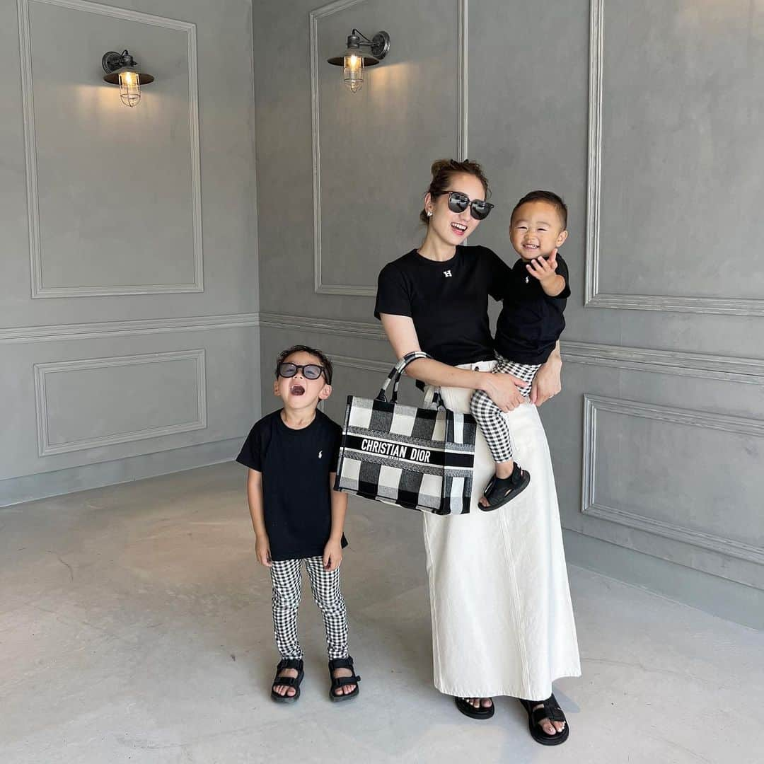 あすかさんのインスタグラム写真 - (あすかInstagram)「ㅤ ㅤ  ㅤ 🖤ㅤ ㅤ ㅤ mama ㅤ tops： @dholic_official  bag： @dior  sunglasses： @celine   ㅤ boy ㅤ tops： @ralphlauren  leggings： @bebe____ange  sandal： @newbalance   ㅤㅤ ㅤ  3人だとめちゃくちゃ甘えん坊な👶🏽 まだまだ抱っこ抱っこです💞 あっという間にお盆終わるなぁ🥹  ㅤ ㅤㅤ  #mamagirl#dholic#dior#booktote#今日のコーデ#シンプルコーデ#カジュアルコーデ#親子コーデ#親子リンクコーデ#ギンガムチェック#マザーズバッグ#ママコーデ#マイホーム#念願のマイホーム#30代の家づくり#生後3ヶ月#5人家族#3兄弟#3兄弟ママ#3兄弟育児#30代ママ#男の子ママ#ママコーデ#お出かけコーデ#平屋#平屋の家#平屋風２階建て#ビルトインガレージ  ㅤ ㅤ  ㅤ ㅤ」8月15日 7時26分 - ask_____10