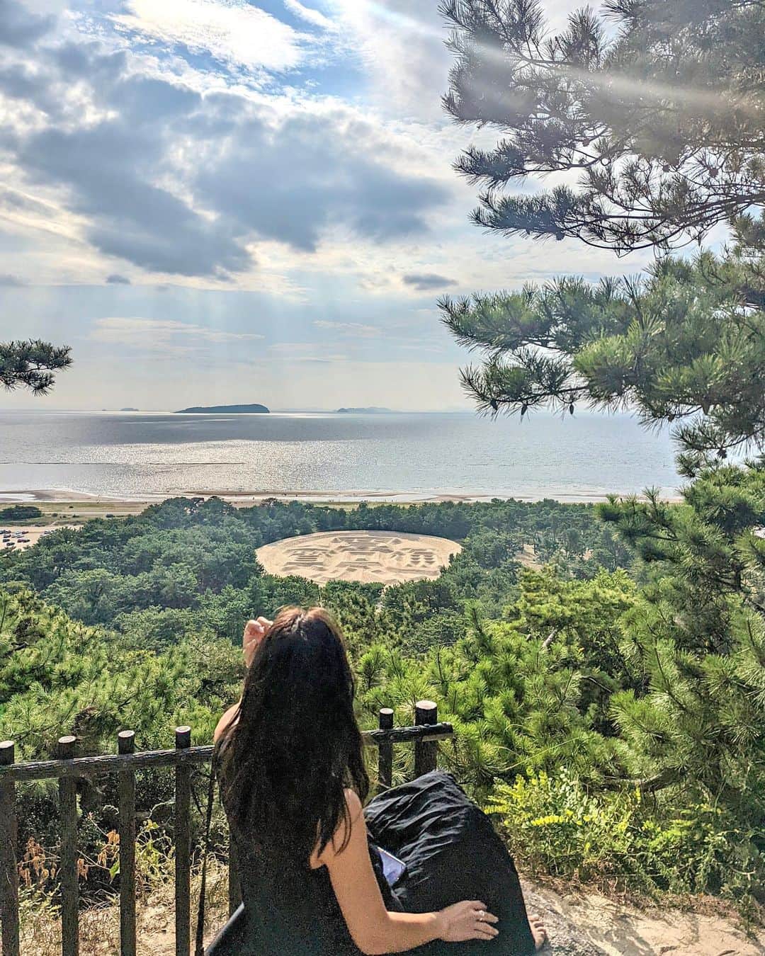 石井里奈さんのインスタグラム写真 - (石井里奈Instagram)「こんにちは✨ 四国編❣️今回は香川県と愛媛県を回ってきました！（阿波踊り本当は行きたかったんだけどコロナもあるので断念） . 香川県の観音寺市にある銭形砂絵✨日本史専攻の人は特に懐かしくない？🥹「寛永通宝」✨ がんばって漢字書いて覚えたな✏️笑 . 撮影してたら地元の方が大きなお金も貸してくださって太陽の光に当てるといいよ！言われていい写真が撮れました😭💗 この砂絵を見ると健康で長生きできてお金に困らないそうです💰 . また更新します❣️ dress... @grl_official  . #香川 #kagawa #香川県 #香川観光 #grl #グレイル #銭形砂絵 #寛永通宝 #お金 #金運」8月15日 12時18分 - ri7tin1025