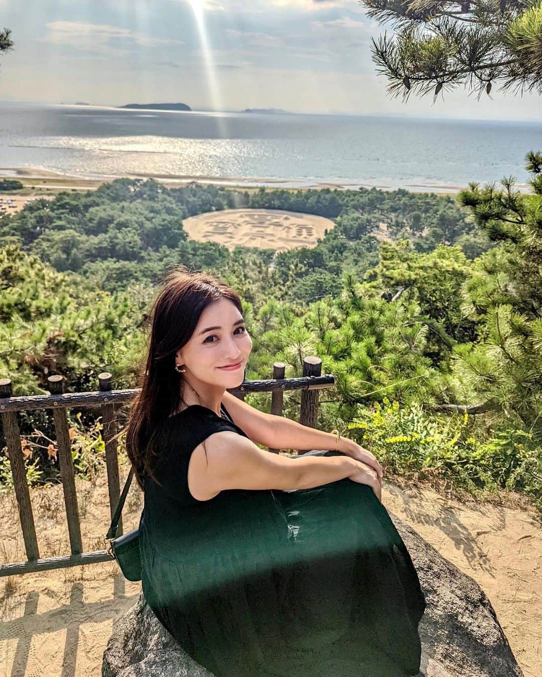 石井里奈さんのインスタグラム写真 - (石井里奈Instagram)「こんにちは✨ 四国編❣️今回は香川県と愛媛県を回ってきました！（阿波踊り本当は行きたかったんだけどコロナもあるので断念） . 香川県の観音寺市にある銭形砂絵✨日本史専攻の人は特に懐かしくない？🥹「寛永通宝」✨ がんばって漢字書いて覚えたな✏️笑 . 撮影してたら地元の方が大きなお金も貸してくださって太陽の光に当てるといいよ！言われていい写真が撮れました😭💗 この砂絵を見ると健康で長生きできてお金に困らないそうです💰 . また更新します❣️ dress... @grl_official  . #香川 #kagawa #香川県 #香川観光 #grl #グレイル #銭形砂絵 #寛永通宝 #お金 #金運」8月15日 12時18分 - ri7tin1025