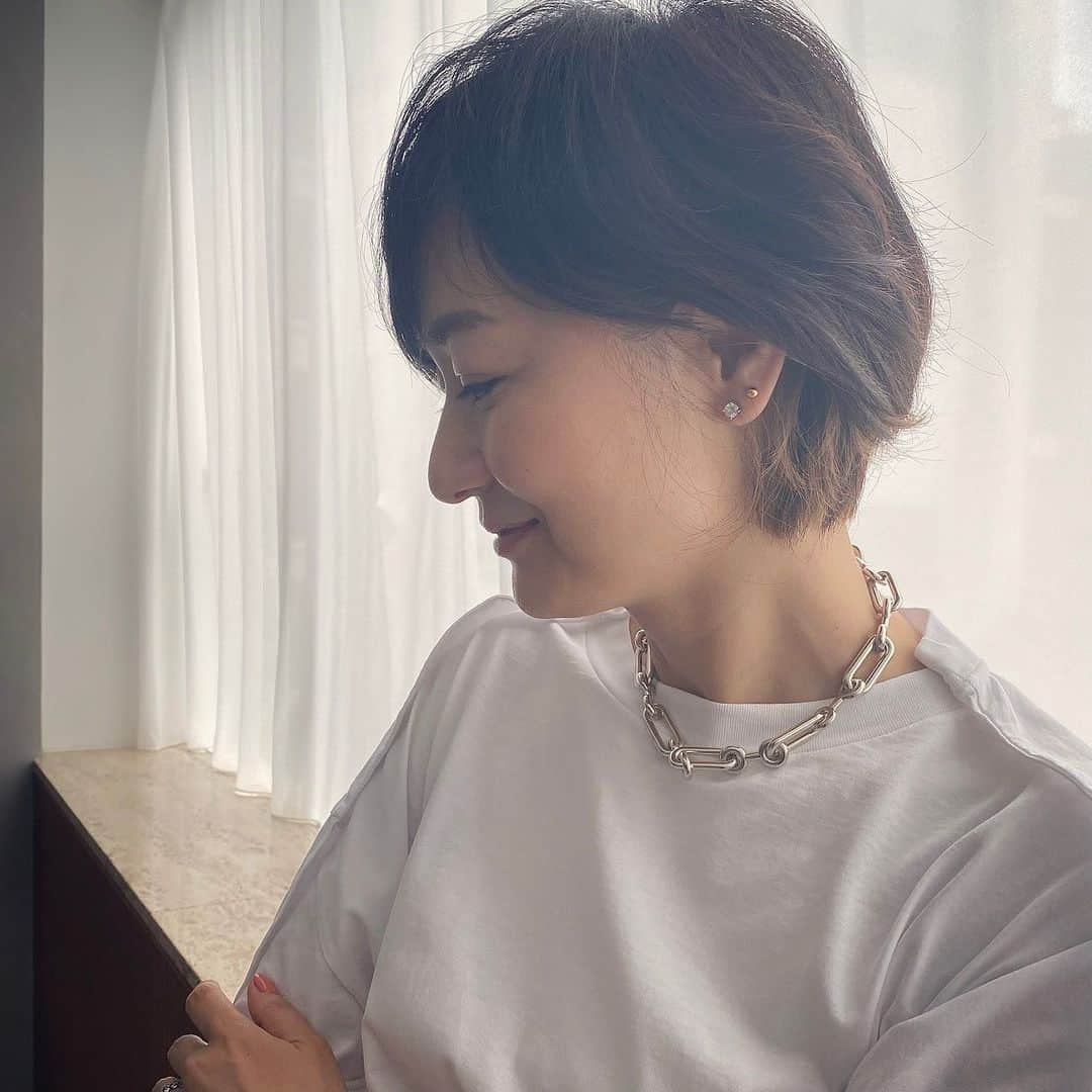 富岡佳子さんのインスタグラム写真 - (富岡佳子Instagram)「最近、お気に入りのネックレスです♡  #charlottechesnais  タップしてみてね！  スワイプ3枚目…ボブに近づいてきたのでインナーをハイトーンにしてみました。#インナーカラー  耳に髪をかけるとチラッと見えて気分が上がります！ @dadacubic.salon」8月15日 14時39分 - yoshikotomioka