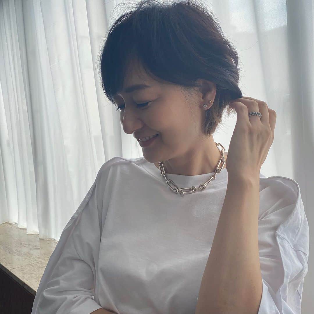 富岡佳子さんのインスタグラム写真 - (富岡佳子Instagram)「最近、お気に入りのネックレスです♡  #charlottechesnais  タップしてみてね！  スワイプ3枚目…ボブに近づいてきたのでインナーをハイトーンにしてみました。#インナーカラー  耳に髪をかけるとチラッと見えて気分が上がります！ @dadacubic.salon」8月15日 14時39分 - yoshikotomioka