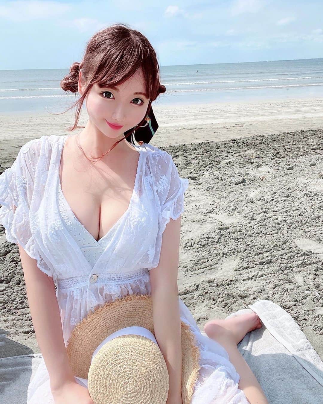 坂地久美さんのインスタグラム写真 - (坂地久美Instagram)「夏の思い出🏖📸💞  #由比ヶ浜海岸 #ビーチコーデ #bikinigirl #タイ村」8月15日 16時10分 - sakachikumi