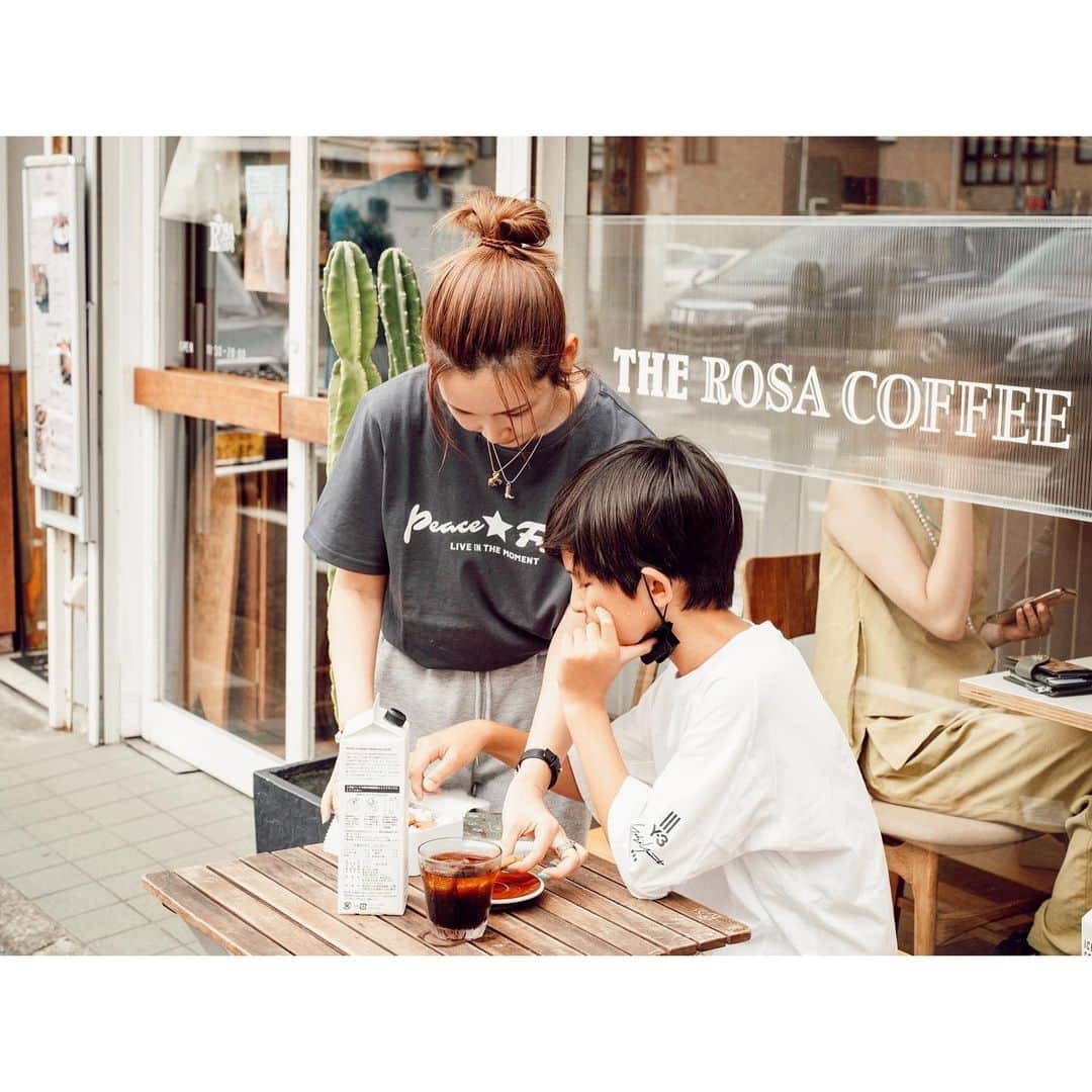 紗栄子さんのインスタグラム写真 - (紗栄子Instagram)「宮崎の @rosa_coffee との出逢いからコーヒーの世界にみるみるのめり込んでいった私☕️💖  エルサルバドルやニカラグアの農家さんからダイレクトトレードで購入したコーヒー豆を100%使用しているというストーリーや、拘りの詰まった農法、オーガニックを取り入れている事にも感銘を受けました🌿  @nasufarmvillage で提供するコーヒーやラテ、ロングセラーとなっているラテベースなど、販売するプロダクトは全て自家焙煎で「NASU FARM BLEND」として提供させていただいておりますが、この夏に向けて私が準備していたのはそのまま注ぐだけで美味しいアイスコーヒー🫶🏻💖🥤🐴✨  苦味は強すぎず、ほんのり後味に甘みを感じるスペシャリティコーヒーの特徴を生かした、香りが引き立つ焙煎をしております🫶🏻💖🥤🌼  パッケージも今回はサブレちゃんを起用して、シンプルなデザインに仕上げましたよ🐴💖🌿👍🏻✨  昨日から @nasufarmvillage の店頭やECでも販売が始まりました！🐴🌿  暑い日が続いておりますので、リラックスタイムやお仕事のお供などに...🥰🫶🏻✨ 是非ご賞味ください☕️💖  そして、物撮り撮影に協力してくれた、 @kewpie89 と @aloaloko_ 、次男くん... Special  thanks🫶🏻💖🥤」8月15日 16時45分 - saekoofficial