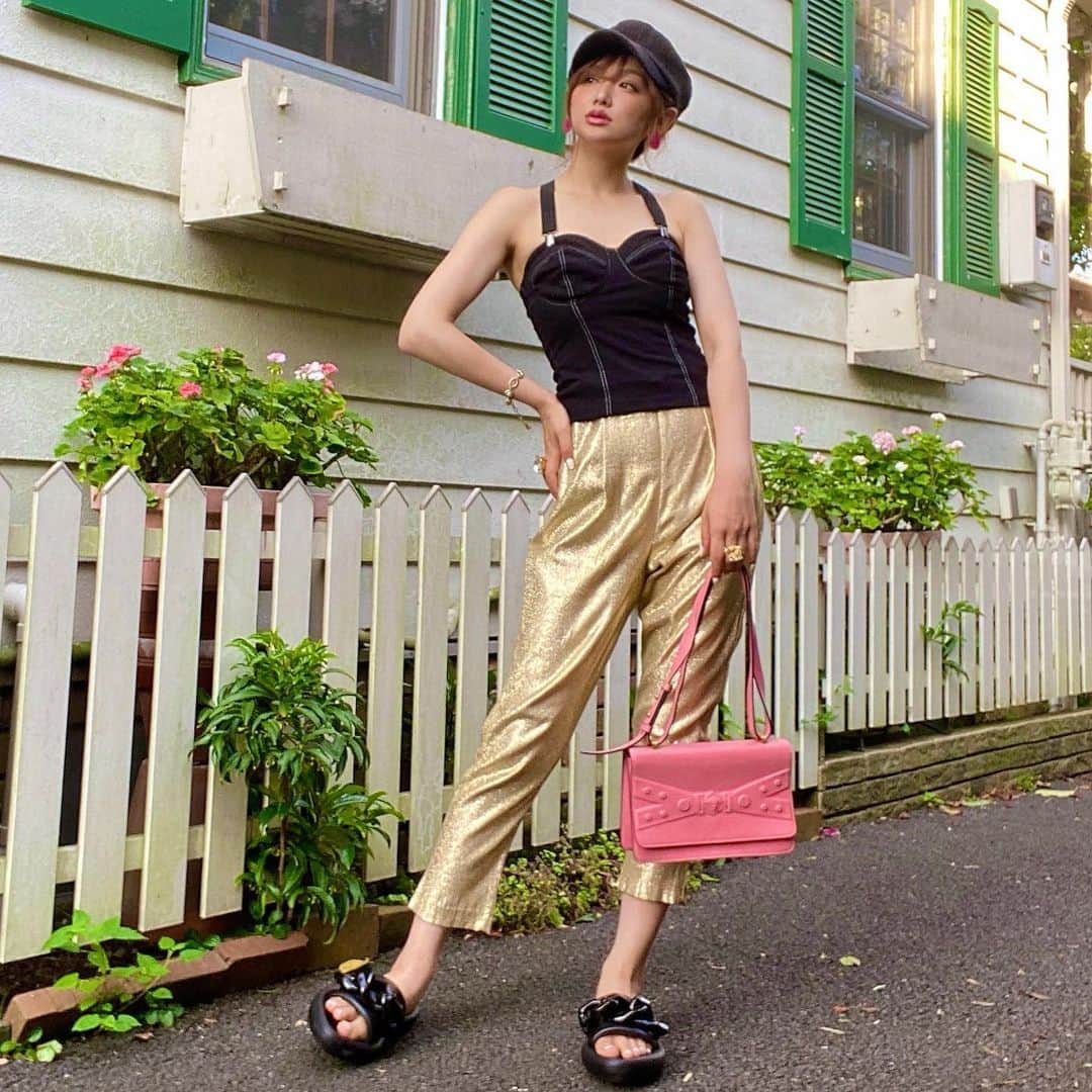 金山睦さんのインスタグラム写真 - (金山睦Instagram)「この前のコーデ💖🖤 お🆕サンダルかわゆい👡最近のヘビロテさん✨ ゴールドパンツは友だちのお下がりです👩🏼💕  #fashion #fashionstyle #ファッション　#ファッションコーデ #ファッション好きな人と繋がりたい #夏コーデ」8月15日 16時56分 - kanayama_chika