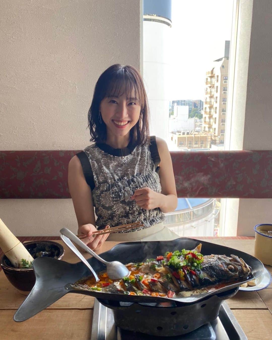 松井玲奈さんのインスタグラム写真 - (松井玲奈Instagram)「LEONさんのWebにて「美味しい美女　PART2」という特集に登場させていただきました。 夏に訪れたくなるお気に入りのお店を紹介し、美味しいものをたくさん食べてきました！ 頼んだドリンクがお酒だということを忘れ、ぐびっと飲んだら案外酔っ払ってしまいこの笑顔です。 何を食べても美味しいお店ですよー！」8月15日 17時25分 - renamatui27