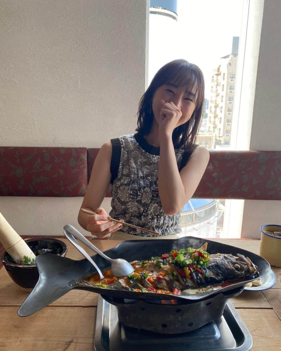 松井玲奈さんのインスタグラム写真 - (松井玲奈Instagram)「LEONさんのWebにて「美味しい美女　PART2」という特集に登場させていただきました。 夏に訪れたくなるお気に入りのお店を紹介し、美味しいものをたくさん食べてきました！ 頼んだドリンクがお酒だということを忘れ、ぐびっと飲んだら案外酔っ払ってしまいこの笑顔です。 何を食べても美味しいお店ですよー！」8月15日 17時25分 - renamatui27