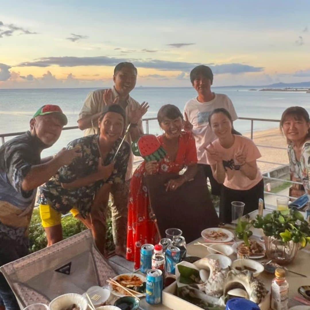 田中律子さんのインスタグラム写真 - (田中律子Instagram)「久しぶりに、我が家のテラスでサンセットBBQ🍖  8月の夕方のテラスの暑さの破壊力ったら…全員頭から滝汗🤣 17時スタート間違えたー🫠次回はもう少し遅めにスタートしようね😭  BBQ出張サービスの満福 @manpuku.bbq.oknw  さんで、生ビール🍺サーバーも頼んで、火起こしから後片付けまでやってもらって快適なBBQ🍖いつもありがとーございます🙏  なおさんチーム　@naohiro518 で遊びに来てくれましたー💛アクアプラネットの応援や、いつもサポートありがとうございます🙌やんばるで、無農薬の感謝マンゴー🥭　@yanbarumango  ジャスティンが持ってきてくれましたーー💛ありがとうの言葉を聞かせて育てた無農薬栽培マンゴー🥭私のありがとうも録音して聞かせて育ったマンゴーです✨感謝しながらいただきましたー💛  最幸なタイミングってあるよね、まさにこの日はそんな日💛 ご一緒したみなさま、ありがとー🌞🌈🌴🍖🍺🥭🙏  ワンピース　@leona_surf   #okinawa  #okinawalife  #beachlife  #海のある生活  #mysweethome  #テラスでbbq  #sunset  #感謝マンゴー」8月15日 18時03分 - ri2kotanaka