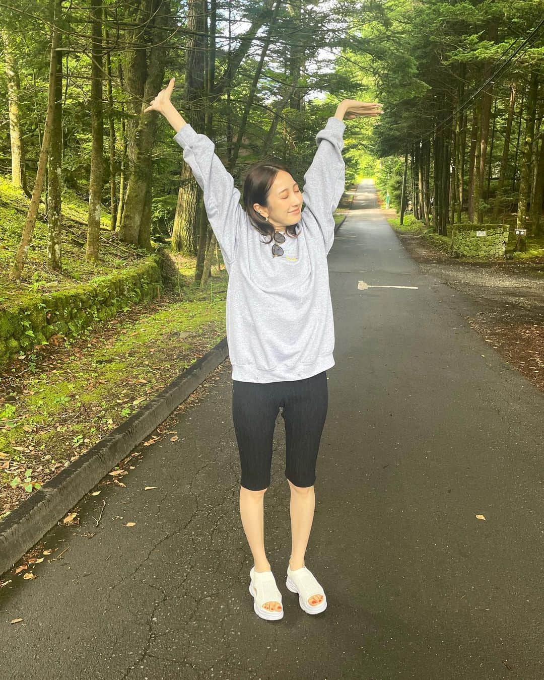 團遥香さんのインスタグラム写真 - (團遥香Instagram)「癒された、朝散歩🐾  このトレーナーも今日から情報解禁🪡メンズもレディースもあるよ☺️」8月15日 18時33分 - haruka_dan_official