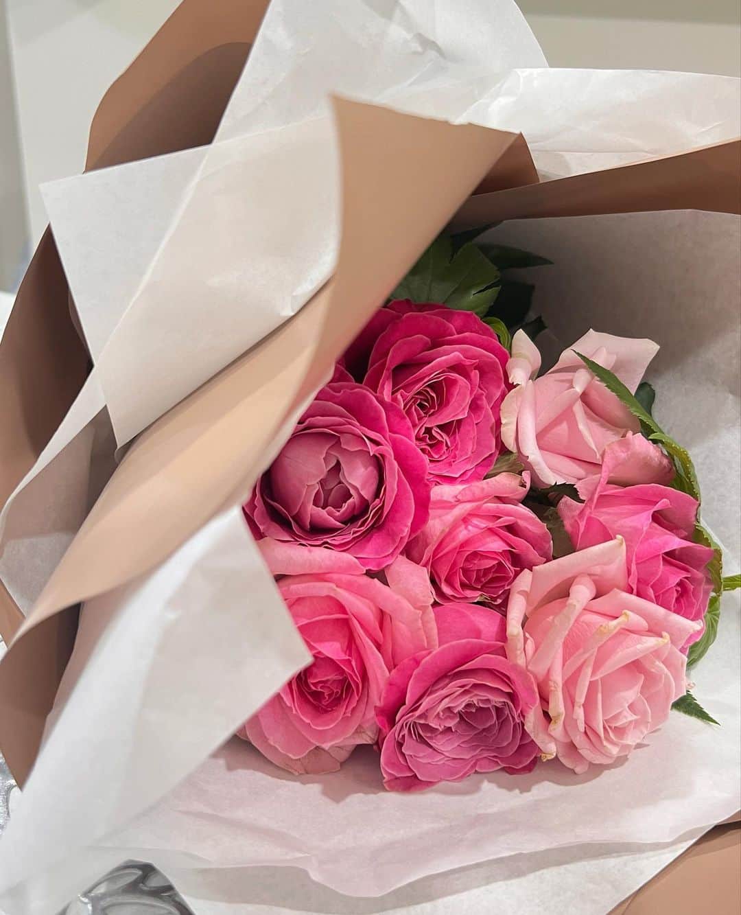 加藤里奈さんのインスタグラム写真 - (加藤里奈Instagram)「⋆  moafura のお花♡ とっても可愛い花束もあるので お友達やパートナーへのプレゼントにも最適です☺️  さらに、 @moafura_officialのアカウントフォロー＆コメントでお花がもらえるプレゼントキャンペーンをしているみたいです💐  いろいろな色のバラがあって とても可愛いよ🤍  #moafura  #モアフラ #お花の定期便 #お花のある暮らし #バラ花束 #バラ定期便 #バラサブスク #バラギフト」8月15日 20時17分 - katoco0326