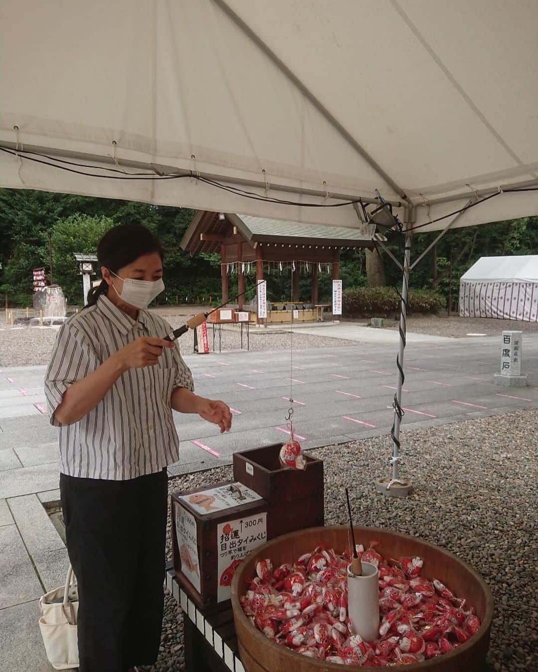 宮崎美子さんのインスタグラム写真 - (宮崎美子Instagram)「皆さん、こんばんは。  今日はお仕事で千葉県の櫻木神社に行きました。  お参りし、鯛おみくじを釣り、卵買って帰りました。  以上。  #櫻木神社 #鯛みくじ」8月15日 20時47分 - miyazakiyoshiko.official