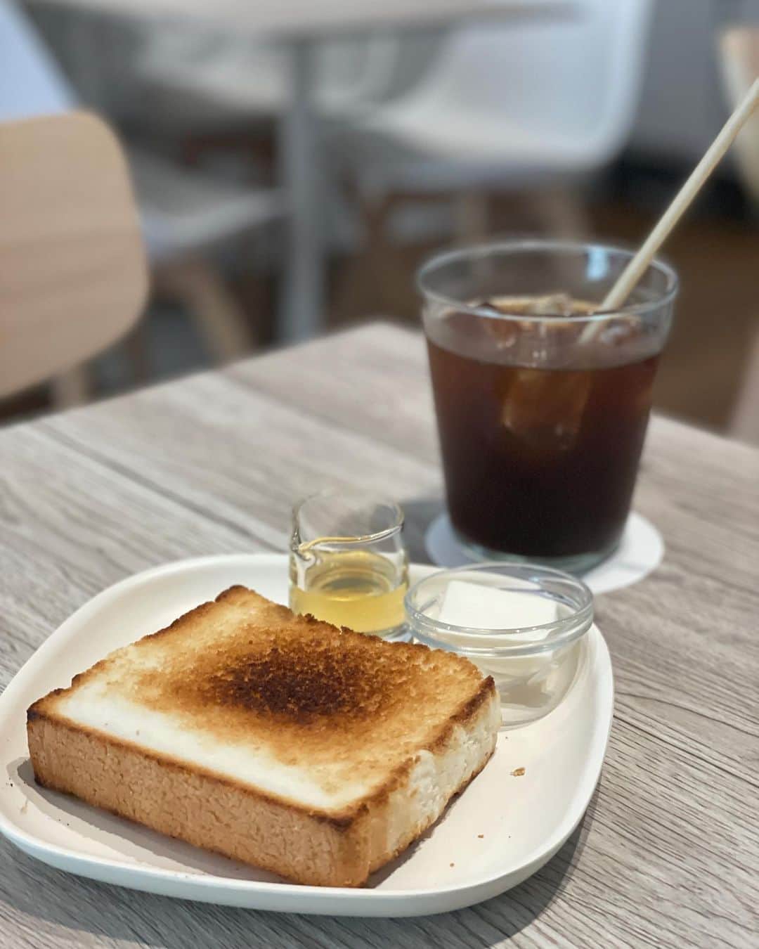 坂元美香さんのインスタグラム写真 - (坂元美香Instagram)「夏休み3日目  白金高輪の友達のカフェへ渡し物ついでに 遅い朝ごはん食べてきた😊  ☕︎ @mumcafeshirokane   ロハスでオーガニックなカフェなので 体に優しいものいろいろあるのです。  今日は米粉パントーストに豆乳バターとはちみつ、 水出しアイスコーヒーをいただいてきました✨ 豆乳バター初めて食べたけど 何も言われなければ普通のバターとの 違いに気づけないかも🫢というくらい 美味しいバターでした。  美容や健康にもよい砂糖を使わないロースイーツや コンブチャなどもあるのよ。  あと、ロースイーツじゃないけど 代官山カフェ時代に大ヒットしてた フルーツサンドも復活したらしいです🎉 （これがまためちゃ美味しいのよ！）  本当はオーガニックバナナジュースを 飲む気満々で行ったのに 豆乳バターに釘付けですっかり忘れてしまった…  #ロハスマムカフェ #白金高輪  #白金カフェ #ロースイーツ #豆乳バター #ロースイーツが食べられるカフェ #美意識高い系カフェ」8月15日 20時47分 - mika_saka