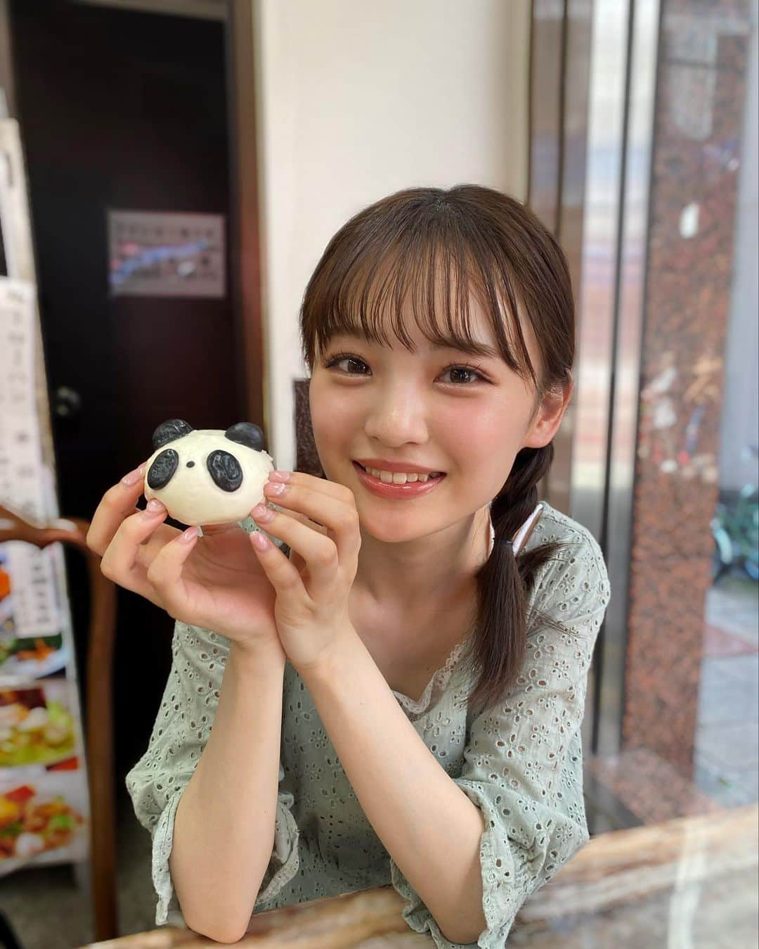 新澤菜央さんのインスタグラム写真 - (新澤菜央Instagram)「キミはどっちのパンダを選ぶ❔❔❔🐼 ⠀ ⠀ ⠀ 最近鎖骨にハイライト塗ってます写真では見えてないけど、、 ほんでいい匂いさせたらいい女になれます☺︎  #彼女の私服がかわいい #低身長コーデ #sサイズコーデ #みつあみアレンジ #コットンレース  #olivedesolive #ロングワンピース」8月15日 20時54分 - _shinshin_48