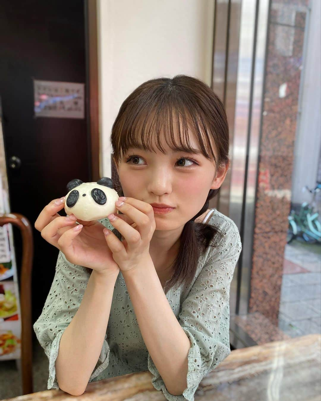 新澤菜央さんのインスタグラム写真 - (新澤菜央Instagram)「キミはどっちのパンダを選ぶ❔❔❔🐼 ⠀ ⠀ ⠀ 最近鎖骨にハイライト塗ってます写真では見えてないけど、、 ほんでいい匂いさせたらいい女になれます☺︎  #彼女の私服がかわいい #低身長コーデ #sサイズコーデ #みつあみアレンジ #コットンレース  #olivedesolive #ロングワンピース」8月15日 20時54分 - _shinshin_48