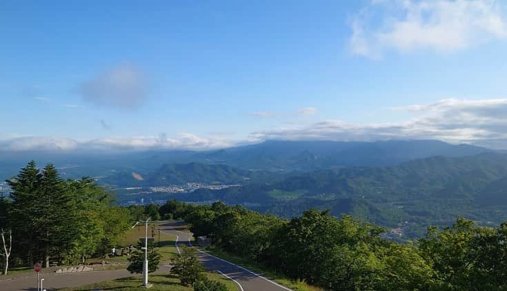 河北彩花さんのインスタグラム写真 - (河北彩花Instagram)「⁡ ⁡ 北海道ロケでオールアップした時の写真 🙏🏻´- スタッフさん達みんなで撮ったよ·͜·  ⁡ ⁡ 私の大好きな写真...🤍 この写真見るとエモくて涙が出そうになる😢🤍 ⁡ ⁡ ⁡ 景色もすっごく良くて皆んなにおすそ分け🫧🌷   #ロケ  #大切な写真📷」8月15日 21時03分 - saika_kawakita__official