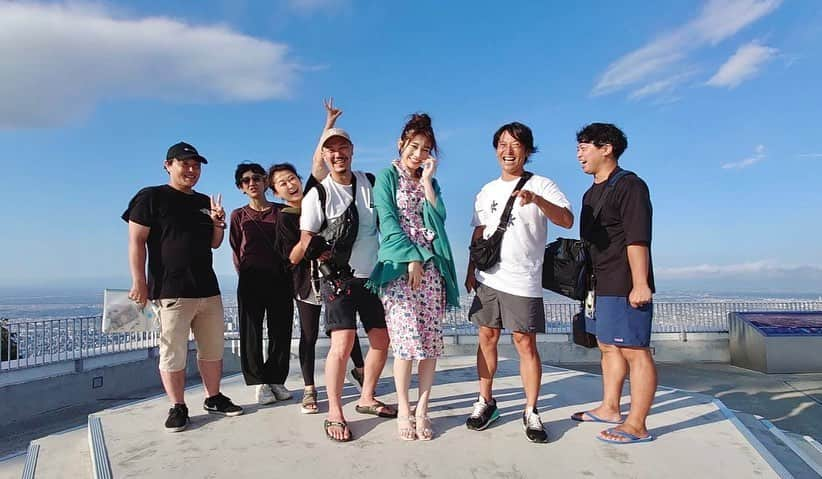 河北彩花さんのインスタグラム写真 - (河北彩花Instagram)「⁡ ⁡ 北海道ロケでオールアップした時の写真 🙏🏻´- スタッフさん達みんなで撮ったよ·͜·  ⁡ ⁡ 私の大好きな写真...🤍 この写真見るとエモくて涙が出そうになる😢🤍 ⁡ ⁡ ⁡ 景色もすっごく良くて皆んなにおすそ分け🫧🌷   #ロケ  #大切な写真📷」8月15日 21時03分 - saika_kawakita__official