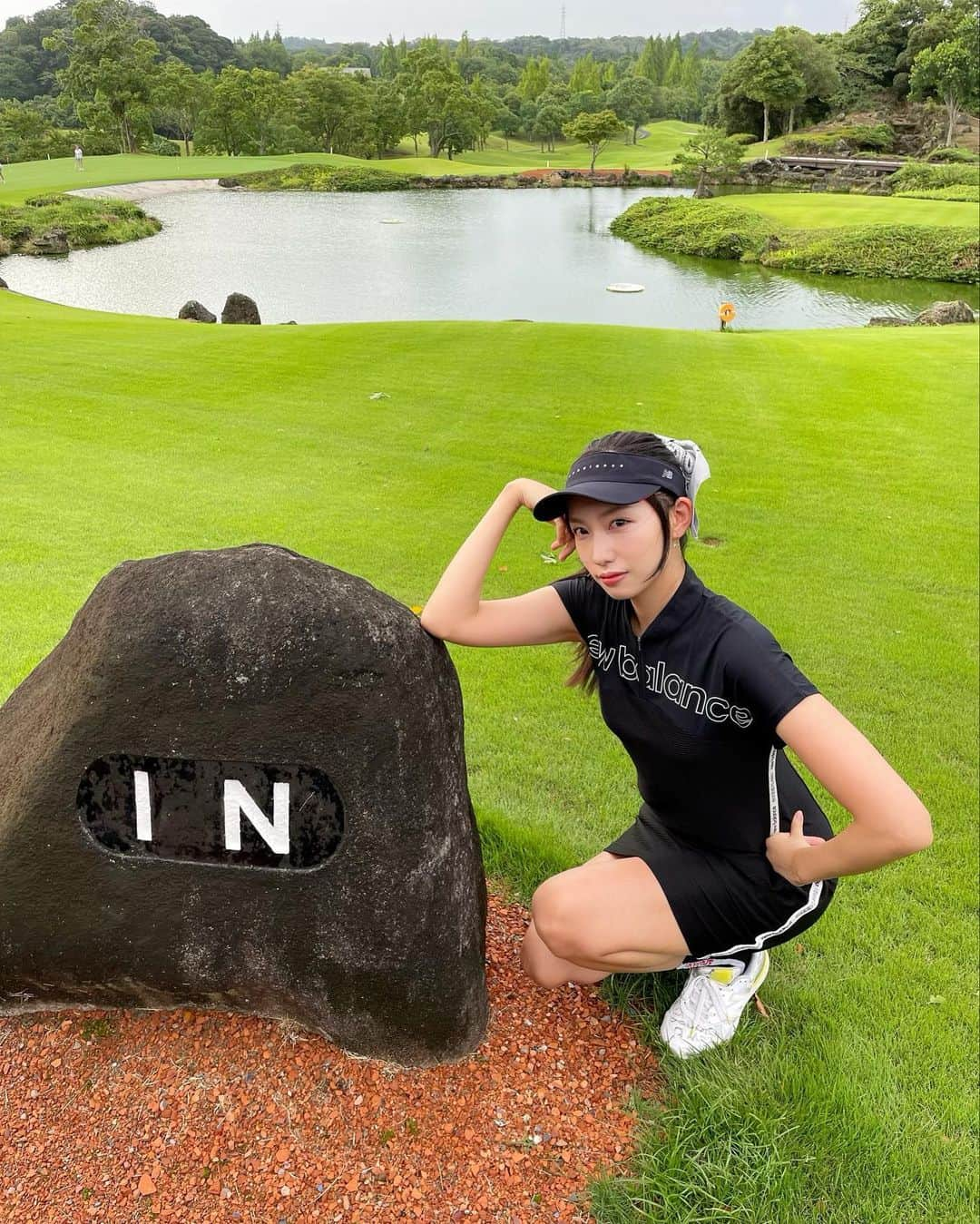 中島亜莉沙さんのインスタグラム写真 - (中島亜莉沙Instagram)「旦那さんとゴルフ⛳️ 1枚目は何に手を添えてるでしょう？  最近は白から回ってるのですが やっと赤だと物足りない気持ちが 分かってきた🥹🙌🏻やっとです🥹  ゴルフウェア  One-piece / Shoes / Visor @newbalancegolf_japan  Socks @archivio.official_online  Scarf @beamsgolf    #ごまいめ #正解はこちらでした  #newbalance #newbalancegolf  #golf #golfwear #sports #coordinate #ootd #outfit #golfswing  #家族ゴルフ #夫婦ゴルフ #夫婦生活 #ニューバランスゴルフ #ゴルフ #ゴルフ女子 #スポーツ女子 #ゴルフウェア #スポーツウェア #ゴルフスイング #コーデ紹介 #골프　#골프여자　#尔夫球 #高尔夫」8月15日 21時53分 - arisan_days