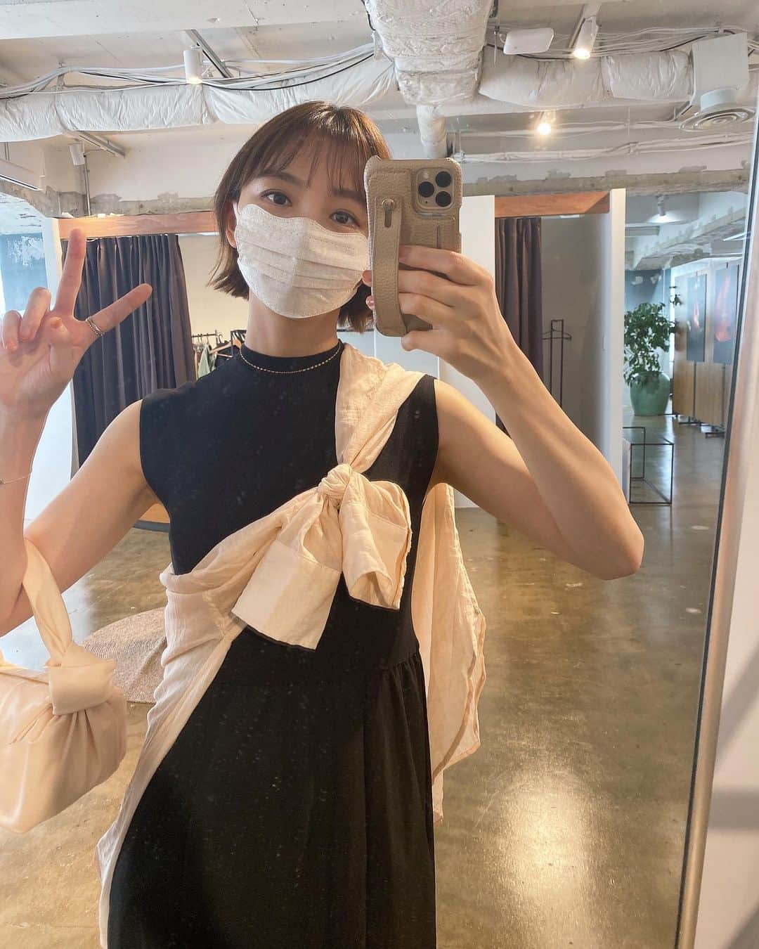 篠田麻里子さんのインスタグラム写真 - (篠田麻里子Instagram)「撮影動きやすく楽ワンピ♡  tops @cadune_official  bag @newbottega  one-piece @emmi.jp  #大人コーデ #marikoday」8月15日 22時58分 - shinodamariko3