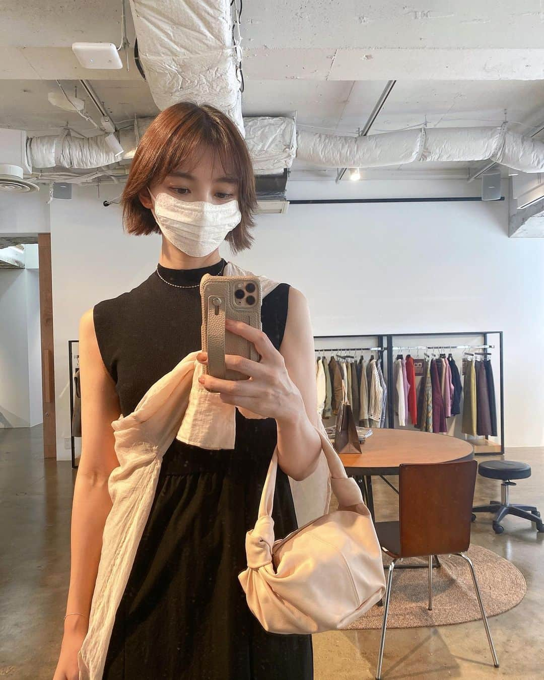 篠田麻里子さんのインスタグラム写真 - (篠田麻里子Instagram)「撮影動きやすく楽ワンピ♡  tops @cadune_official  bag @newbottega  one-piece @emmi.jp  #大人コーデ #marikoday」8月15日 22時58分 - shinodamariko3