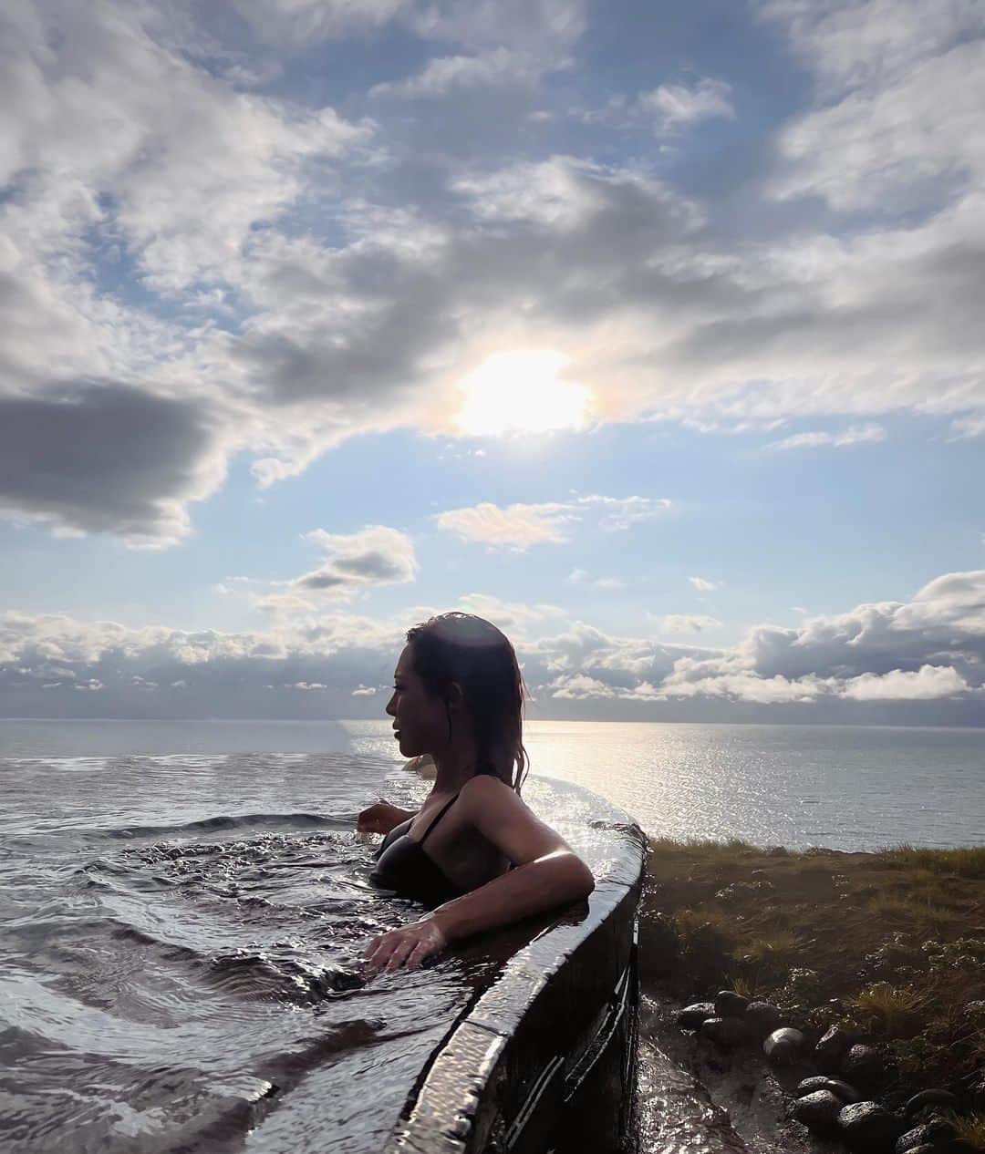 紀卜心さんのインスタグラム写真 - (紀卜心Instagram)「又來泡溫泉啦♨️這次是海邊溫泉  旁邊有一望無際的大海 聽說運氣好還能看到鯨魚 我是沒碰到這個運氣啦🫣 但還是很享受這裡的自然景緻  冰島之旅已經過了一半，等結束旅行的那一刻我一定會很捨不得這裡🥹  #iceland#icelandtravel#husavik」8月16日 6時56分 - eatzzz7