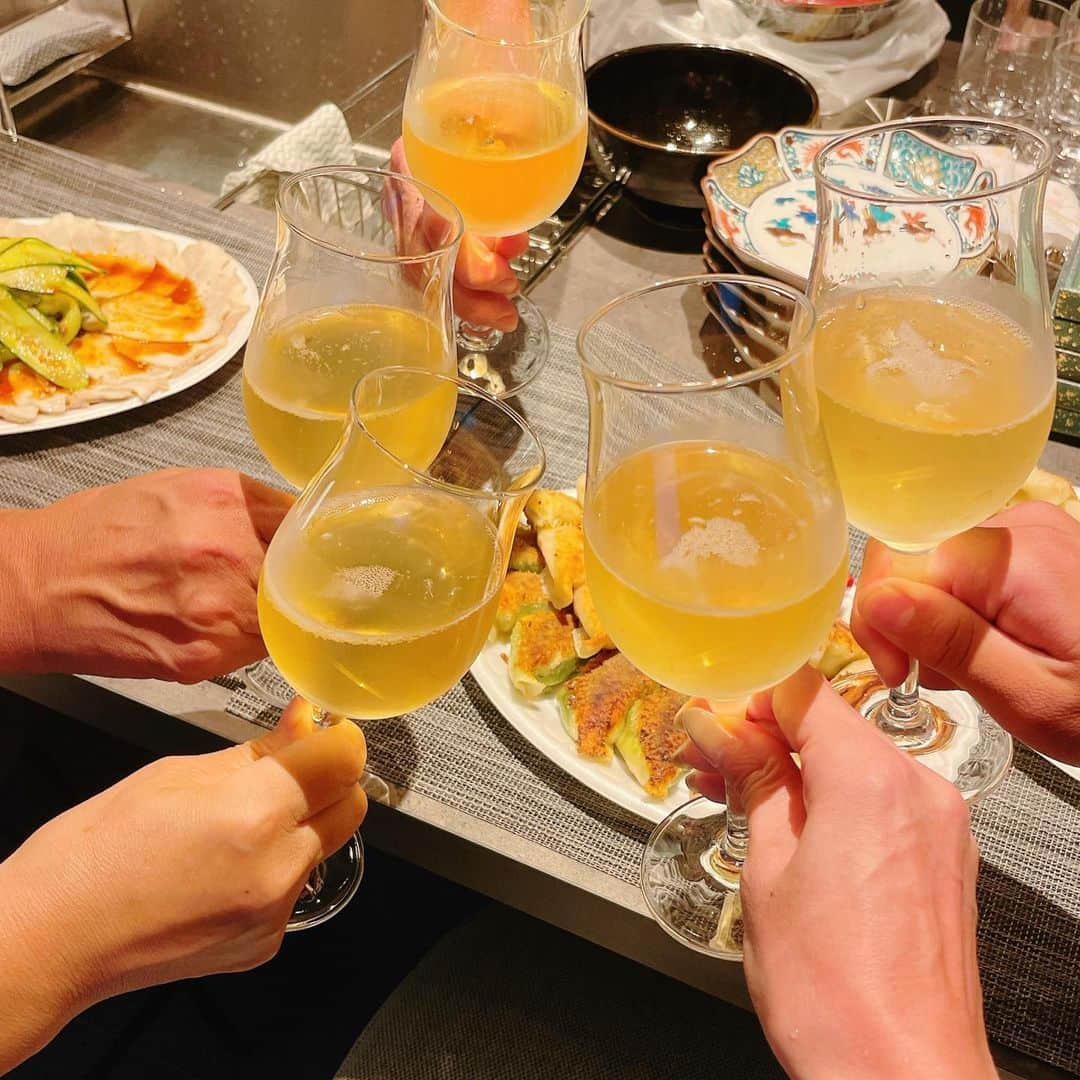 葉月里緒奈さんのインスタグラム写真 - (葉月里緒奈Instagram)「party！party！ シャンパン→白ワイン→赤ワイン→ビール。 はい、もちろん二日酔い(笑)。 #餃子パーティー#仙石原グルメ#テイクアウト#ちゃいなハウス#太原#蟹炒飯#麻婆豆腐#雲白肉#6種類の餃子#お喋りに夢中で写真がこれしかない #なので全然関係ないけど#newnail#マグネットネイル #気分上がるネイル #rionahazuki」8月16日 9時40分 - riona_hazuki