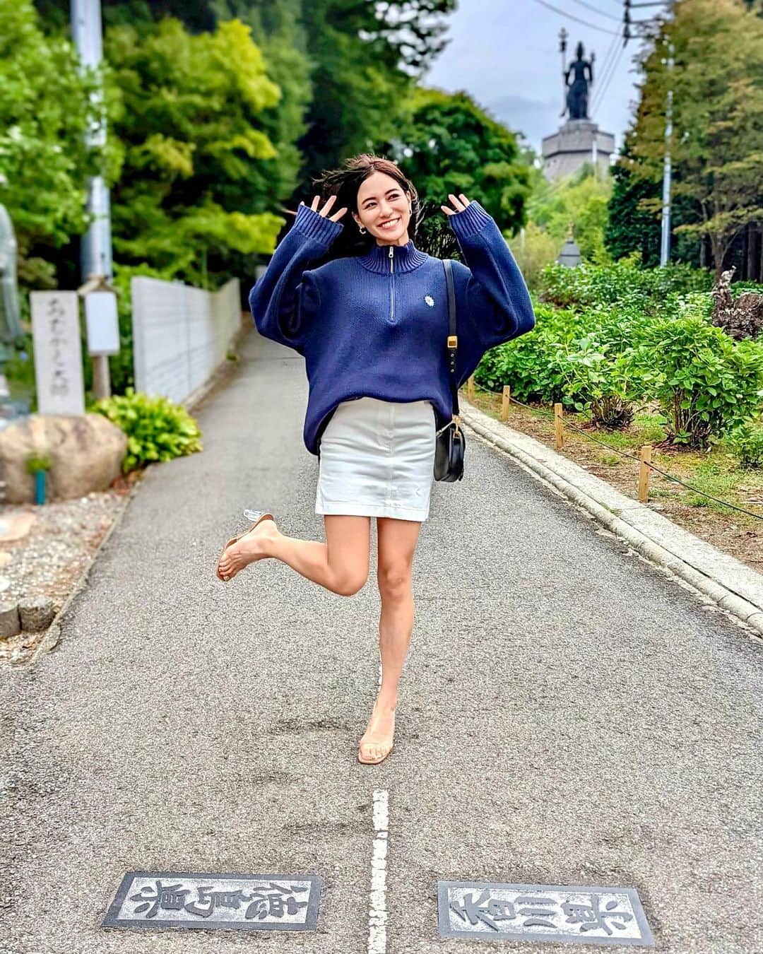 石井里奈さんのインスタグラム写真 - (石井里奈Instagram)「こんにちは♡ 香川では雲辺寺山頂公園へ✨ 日本最大級のロープウェイに乗って移動するんだけど標高920mでとっても涼しくて🌿 香川県と徳島県の県境でもあるのだよ！ そんな時用にもってきてたEVRISの新作のSUNNYハーフジップニットトップスを着ました♥️ 胸元のワンポイントが可愛いのとダボッとした丈感が可愛い☺️🌸zozoで買えるよ！ . @evris_official @evris_snap_official  https://zozo.jp/shop/evris/goods/66120477/?did=108894533 #evris #りなまるコーデ #秋服コーデ #雲辺寺 #登山 #山頂 #香川 #香川観光 #kagawa #pr」8月16日 12時09分 - ri7tin1025