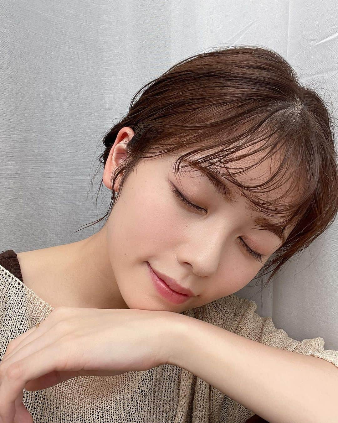 小芝風花さんのインスタグラム写真 - (小芝風花Instagram)「「〇〇メイク」第8弾〜大人のピンクメイク編 ⁡ 久しぶりに「〇〇メイク」やってみました☺︎ シルキースフレアイズ10、めちゃ可愛いお色味でした🥺 そこに、 クイックラッシュカーラーのモカグレージュ！ これがね、アンニュイさと、オシャレ感を出してくれて、すごくお気に入りです✨ しっかりめに仕込んでるんだけど、強くなりすぎずで良きではないですか(｡・・｡)？？ しっかり色を出すメイクも好きだけど、少し抜け感のある大人っぽいメイク好きです💄 ⁡ #canmake #〇〇メイクシリーズ #大人のピンクメイク編 #クイックラッシュカーラーmg #かわいすぎるに出会いました」8月16日 12時35分 - fuka_koshiba_official